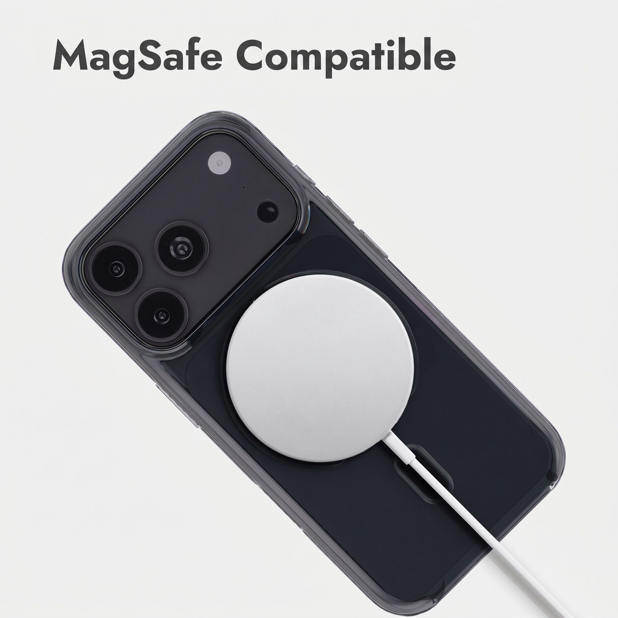 Ein Smartphone mit MagSafe-Ladegerät auf weißem Hintergrund und der Aufschrift MagSafe Compatible.