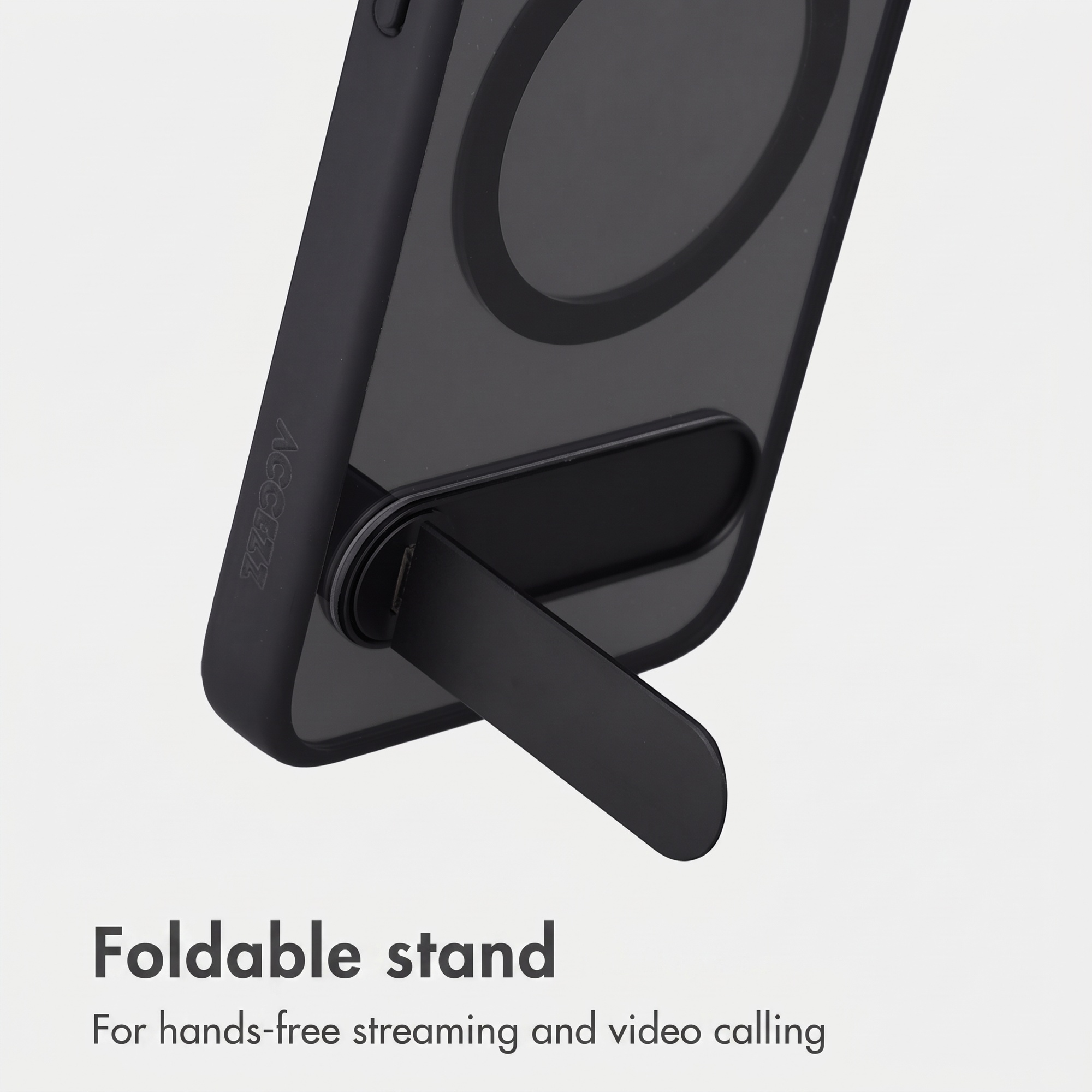Eine schwarze Smartphone-Hülle mit integriertem, klappbarem Ständer auf der Rückseite.