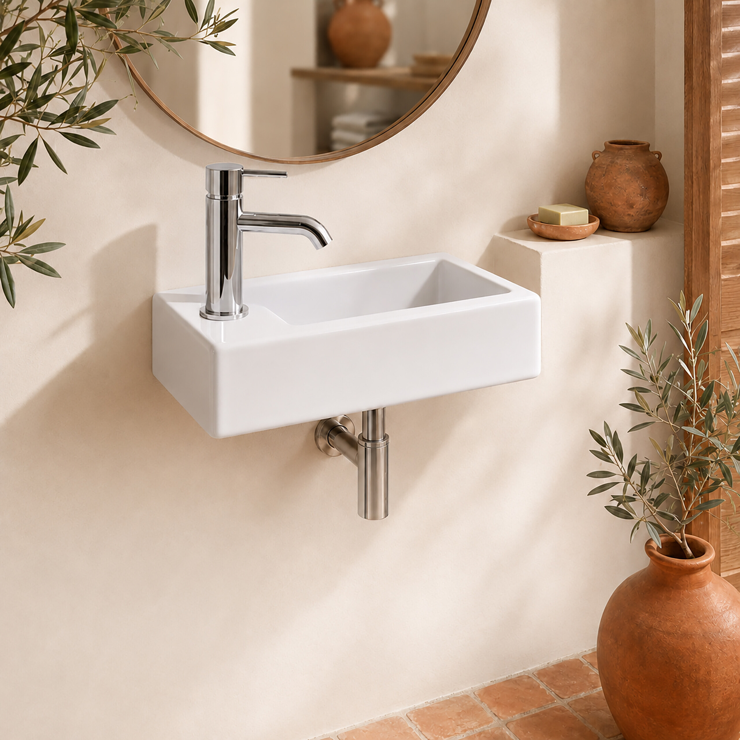 Modernes weißes Wandwaschbecken mit Chromarmatur, Spiegel und Terrakottakrügen in neutralem Badezimmer.