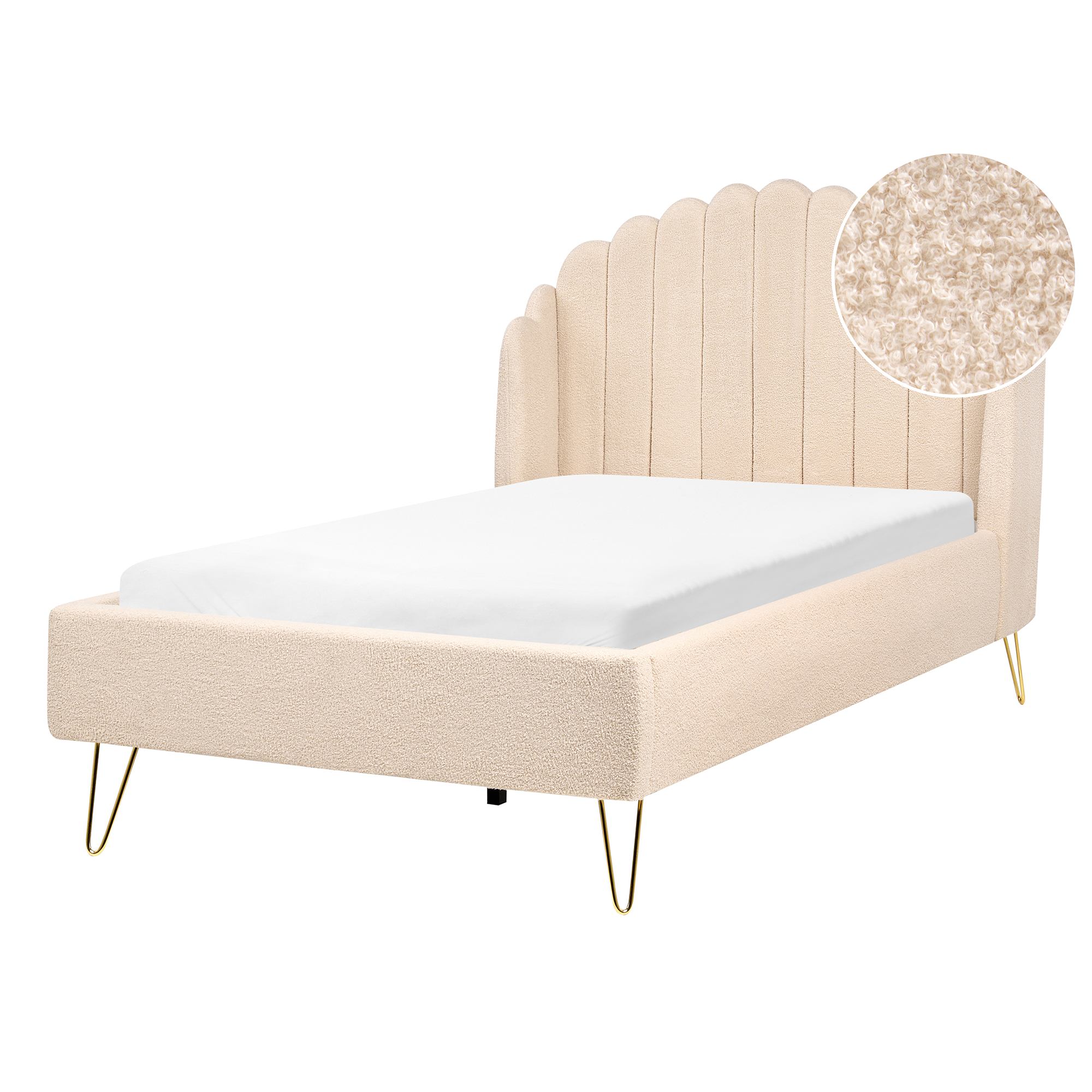 Letto imbottito beige con testiera a conchiglia, materasso bianco e gambe in metallo dorato su sfondo bianco.