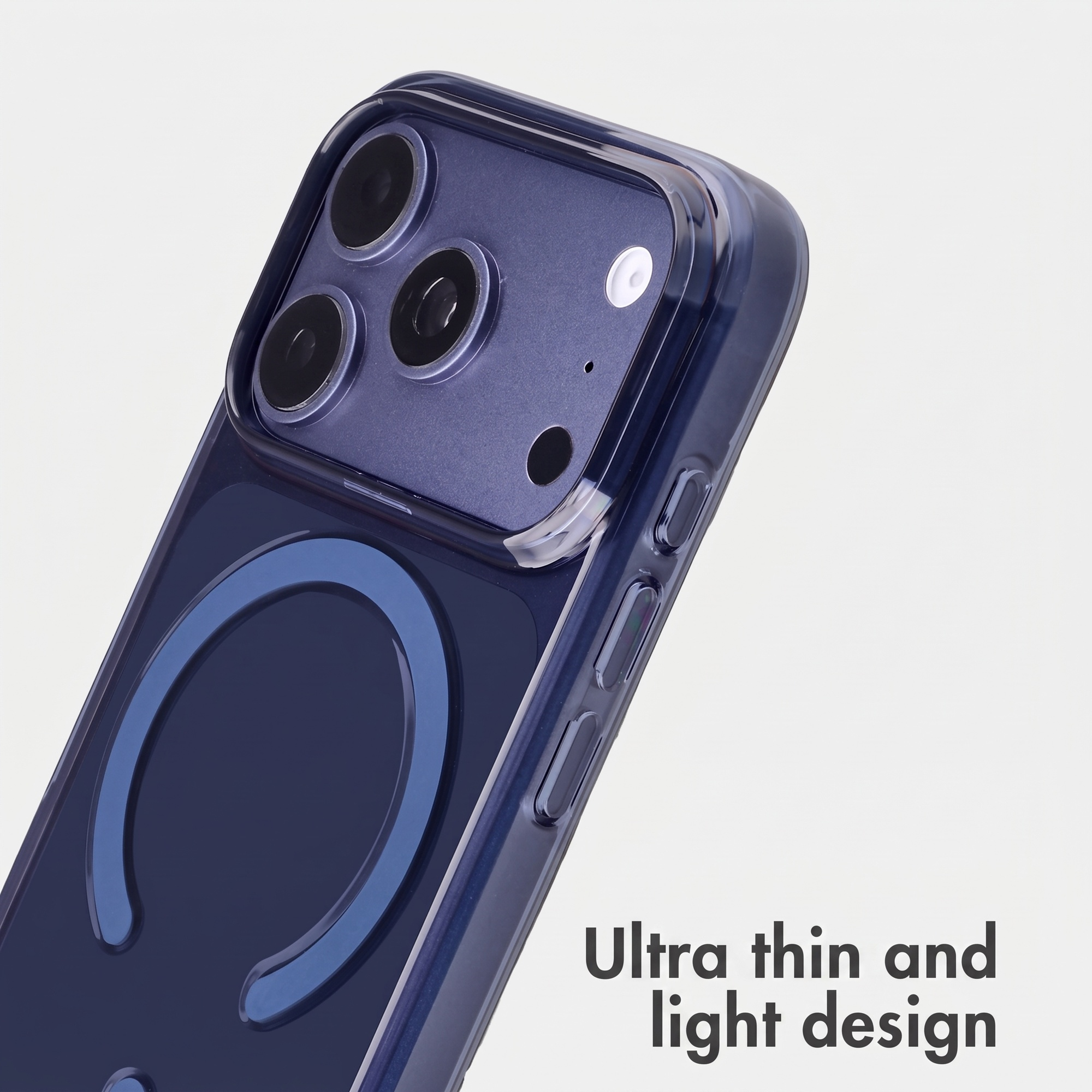 Eine dunkelblaue Smartphone-Hülle mit einem kreisförmigen Magnetring auf der Rückseite und Triple-Kamera.