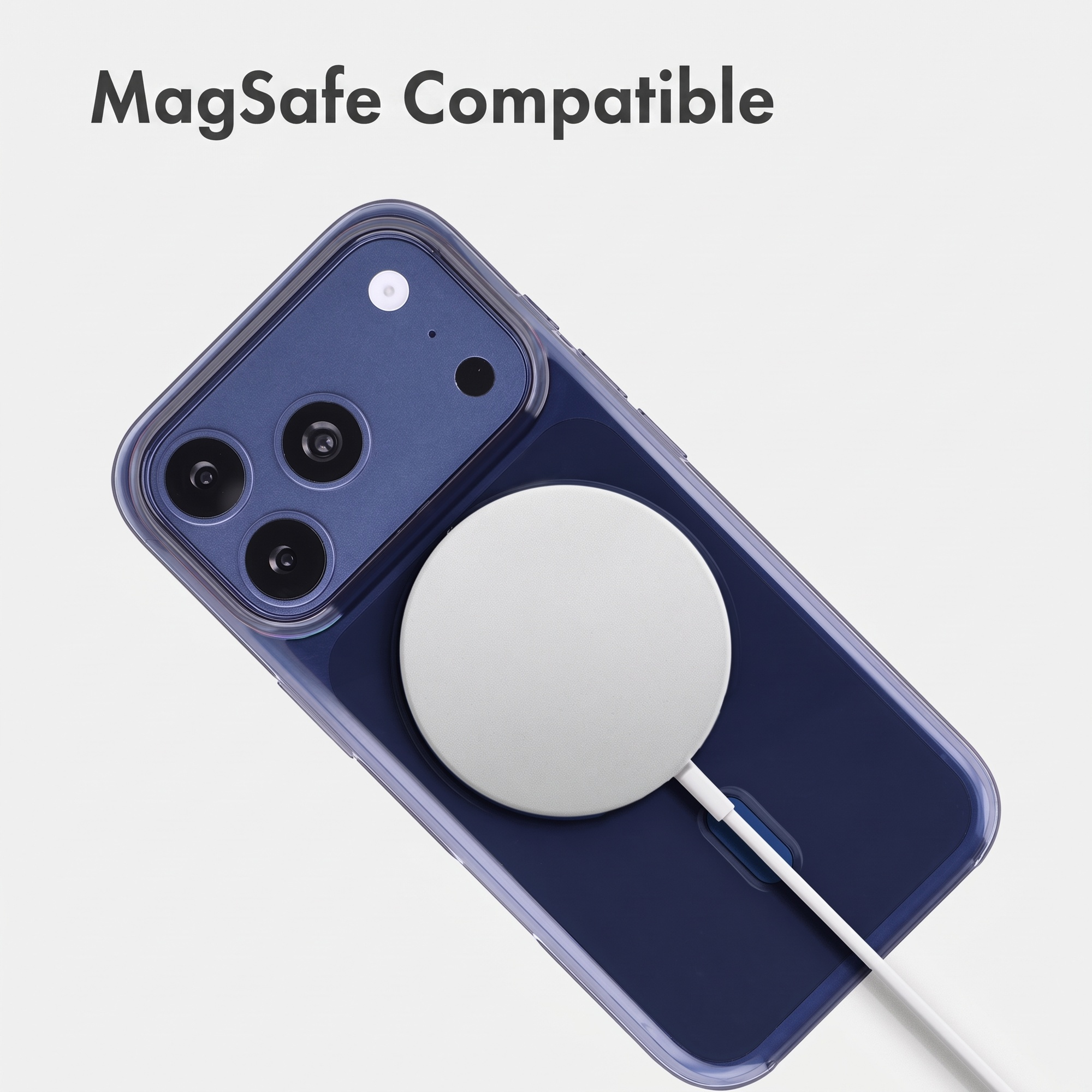 MagSafe-kompatibles Smartphone mit Hülle und weißem Ladekabel auf hellem Hintergrund.