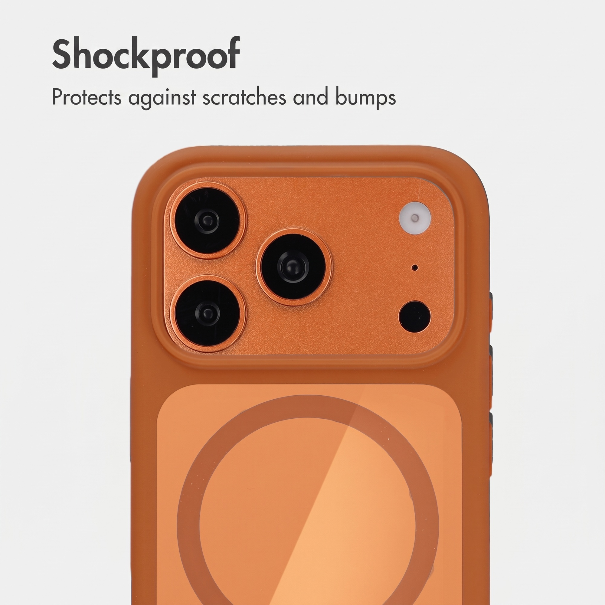 Rückseite einer orangefarbenen Smartphone-Hülle mit drei Kameraöffnungen und MagSafe-Ring. Text: Shockproof.