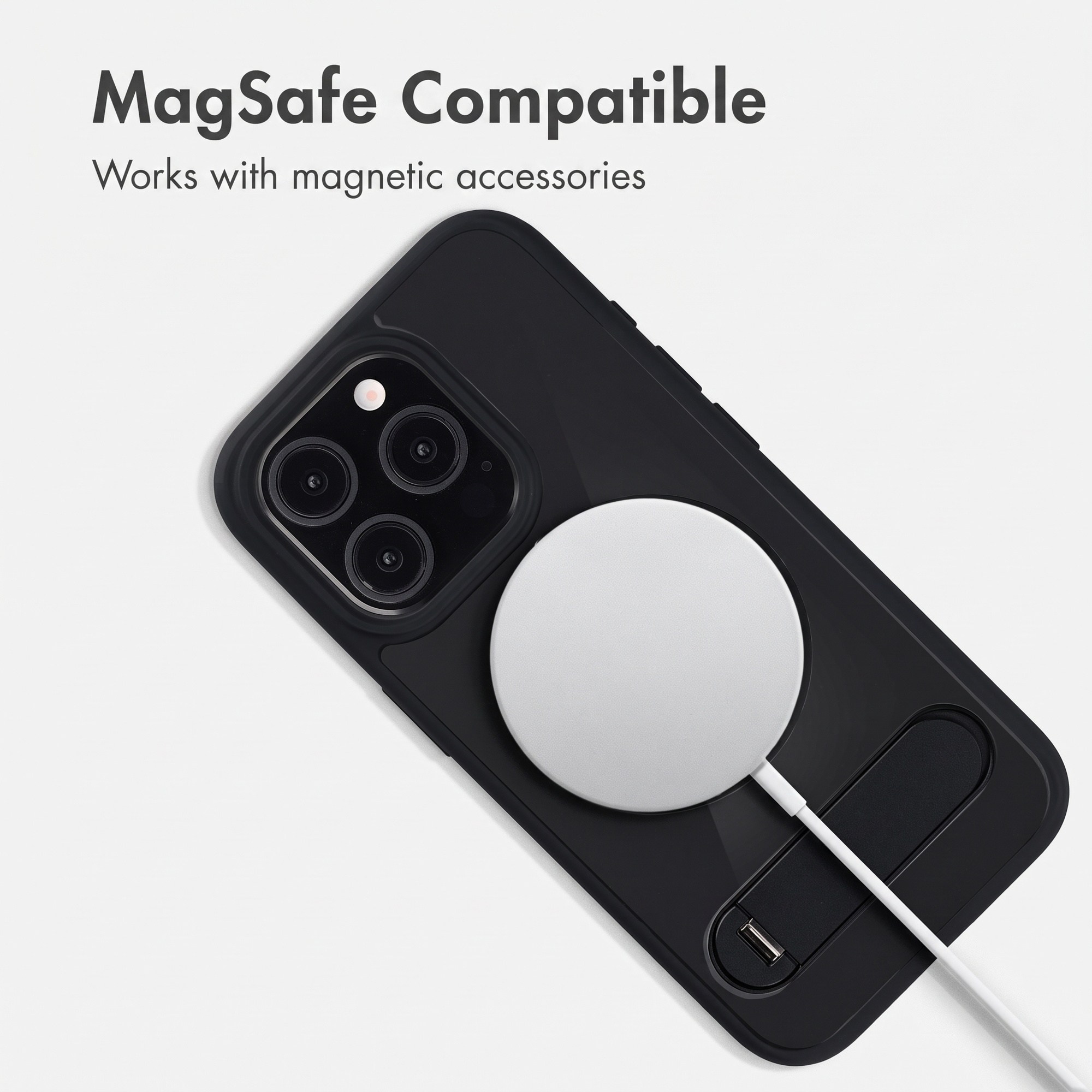 MagSafe-kompatible schwarze Handyhülle mit magnetischem Zubehör auf weißem Hintergrund.