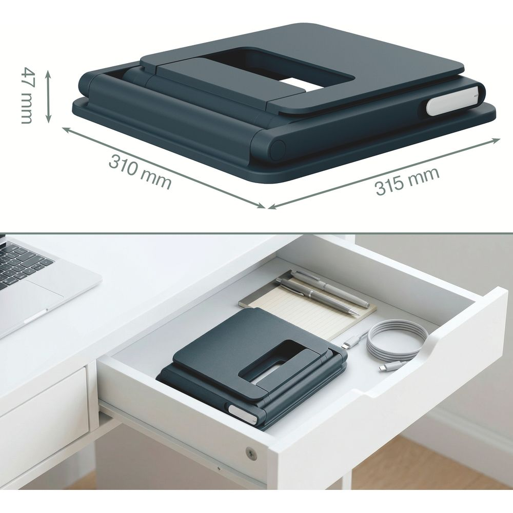 Blauer, zusammengeklappter Laptopständer mit Abmessungen und Stauraum in einer Schreibtischschublade.