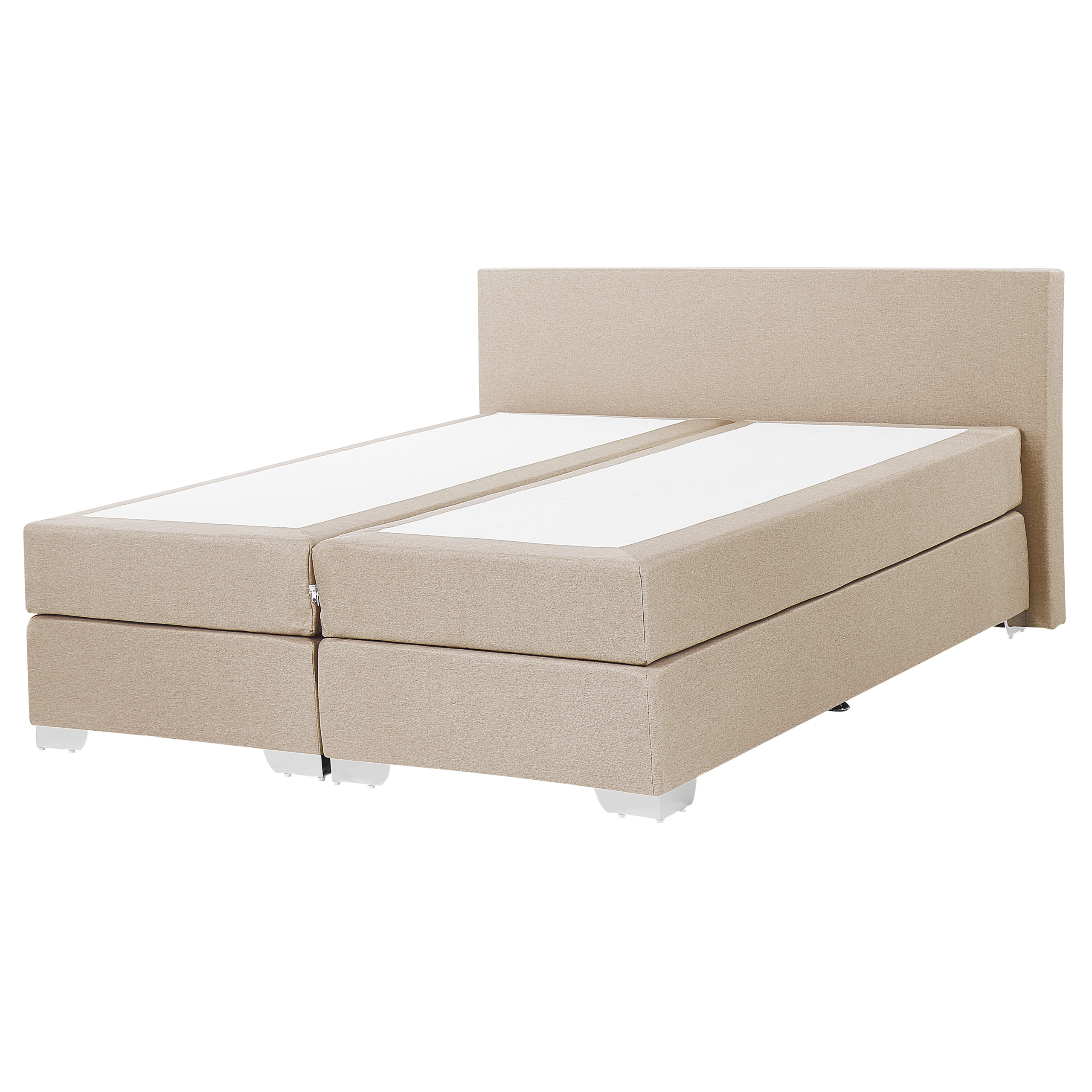 Un letto matrimoniale beige con testiera alta e piedini argentati su sfondo bianco.