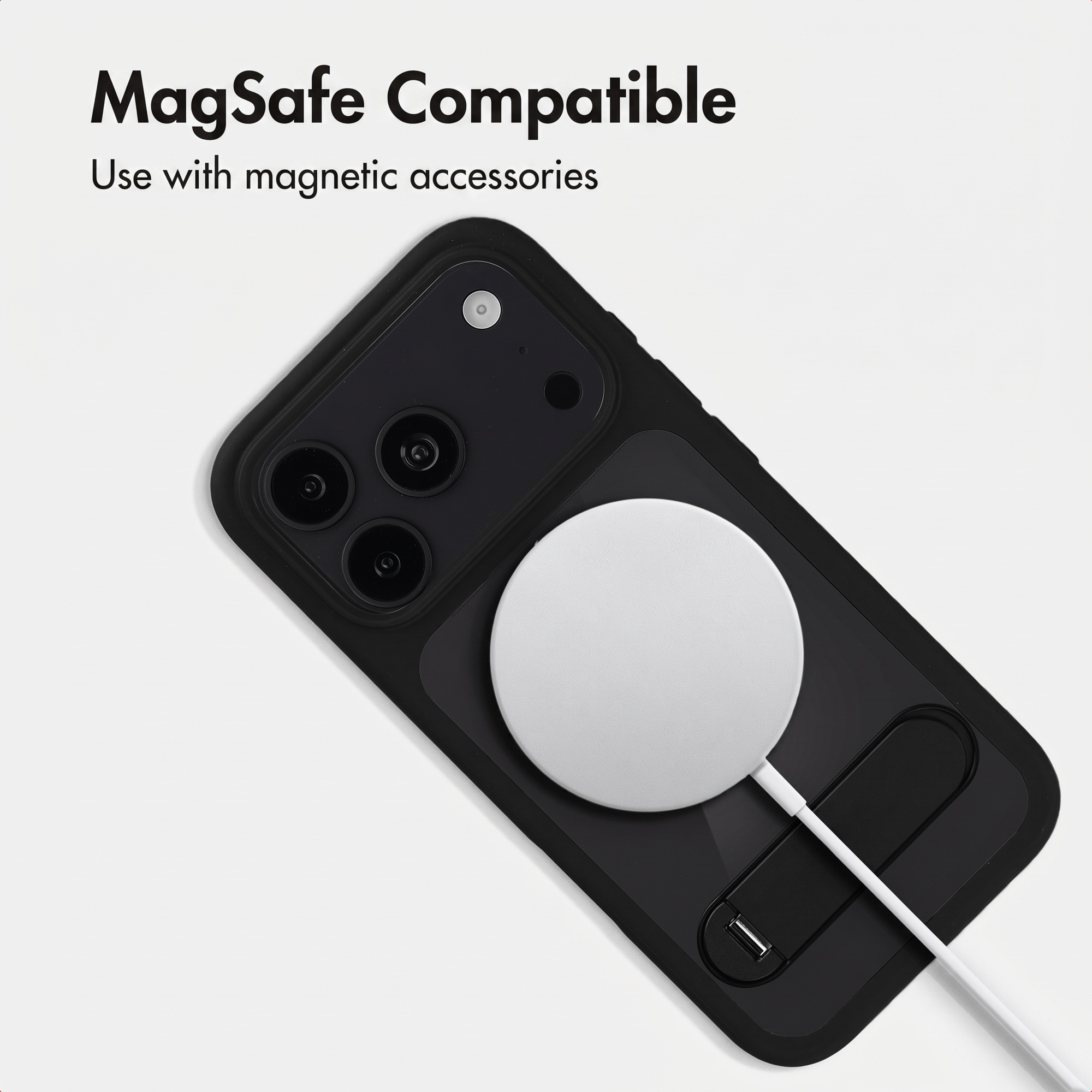 Ein schwarzes Smartphone in einer Schutzhülle mit einem weißen MagSafe-Ladegerät auf der Rückseite vor weißem Hintergrund.