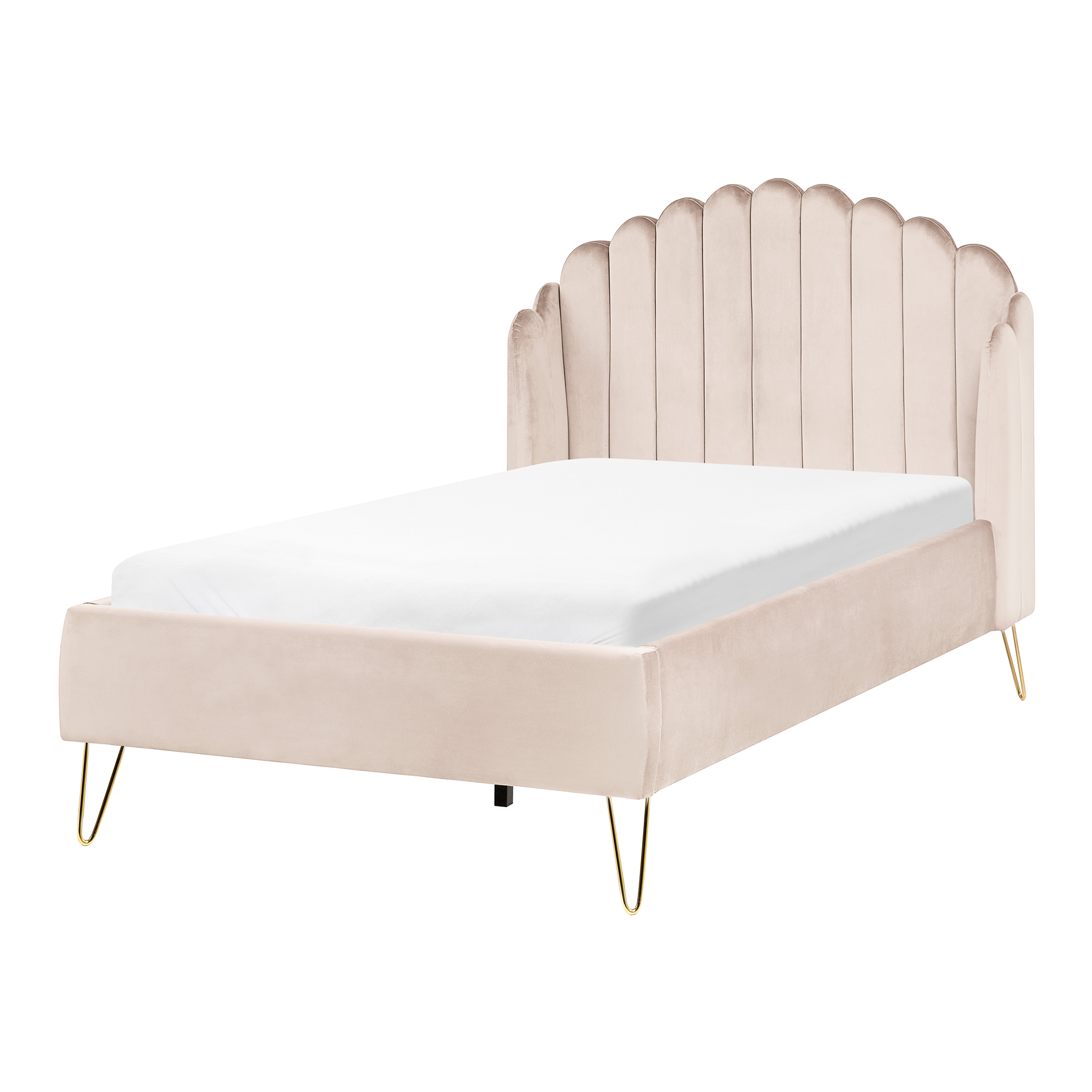 Letto singolo in velluto rosa con testiera alta a conchiglia e sottili gambe dorate su sfondo bianco.