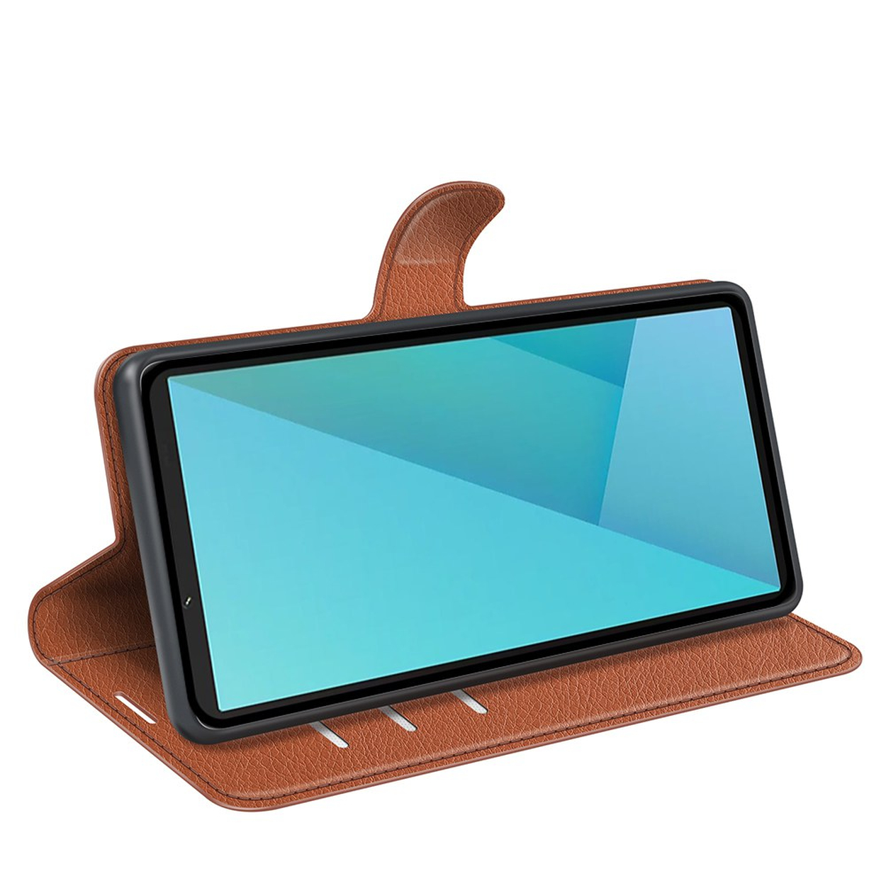 Ein Smartphone steht quer in einer braunen Lederhülle mit Klappe und integrierten Kartenfächern.