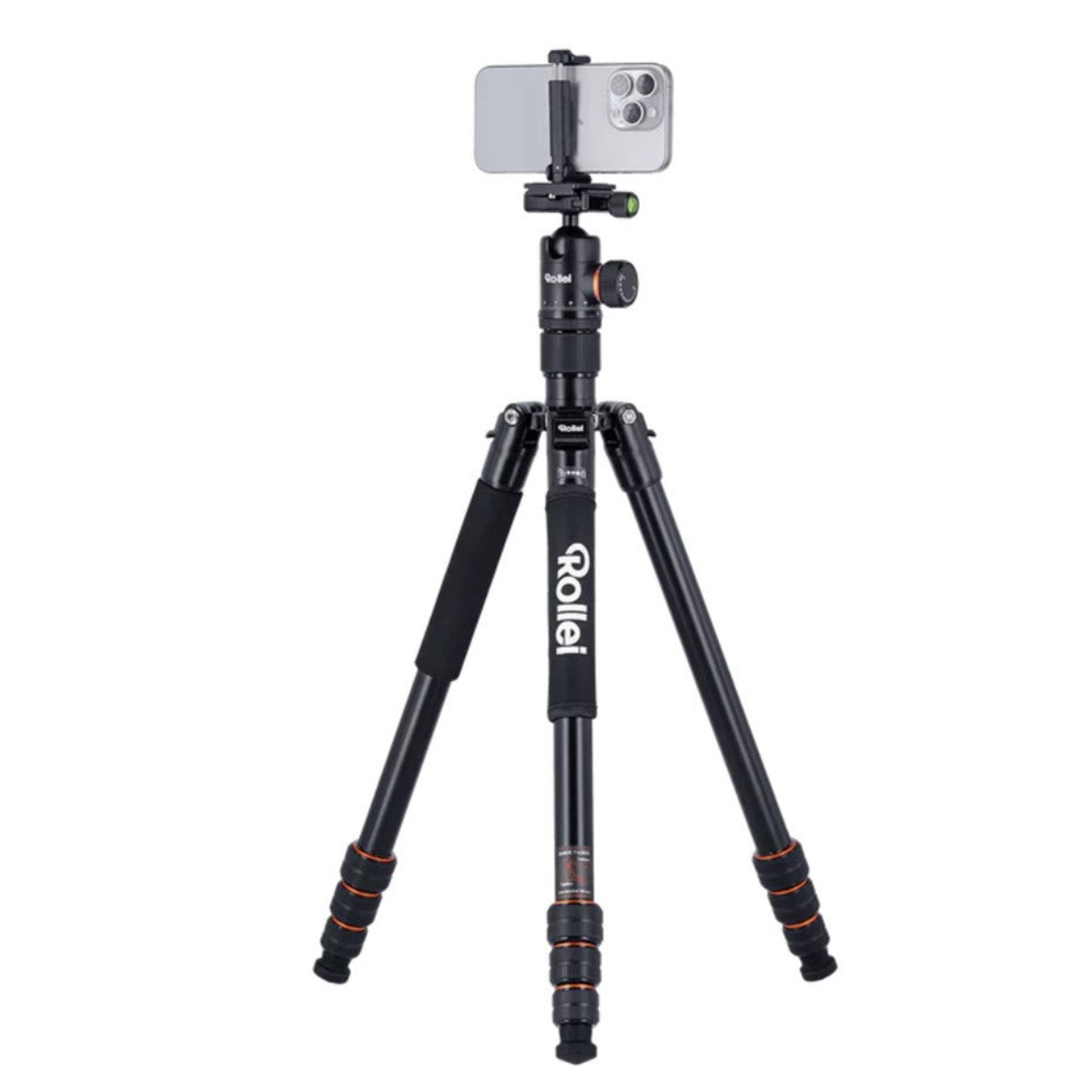 Ein schwarzes Rollei-Stativ mit drei Beinen und aufgesetztem Smartphone steht auf weißem Grund.