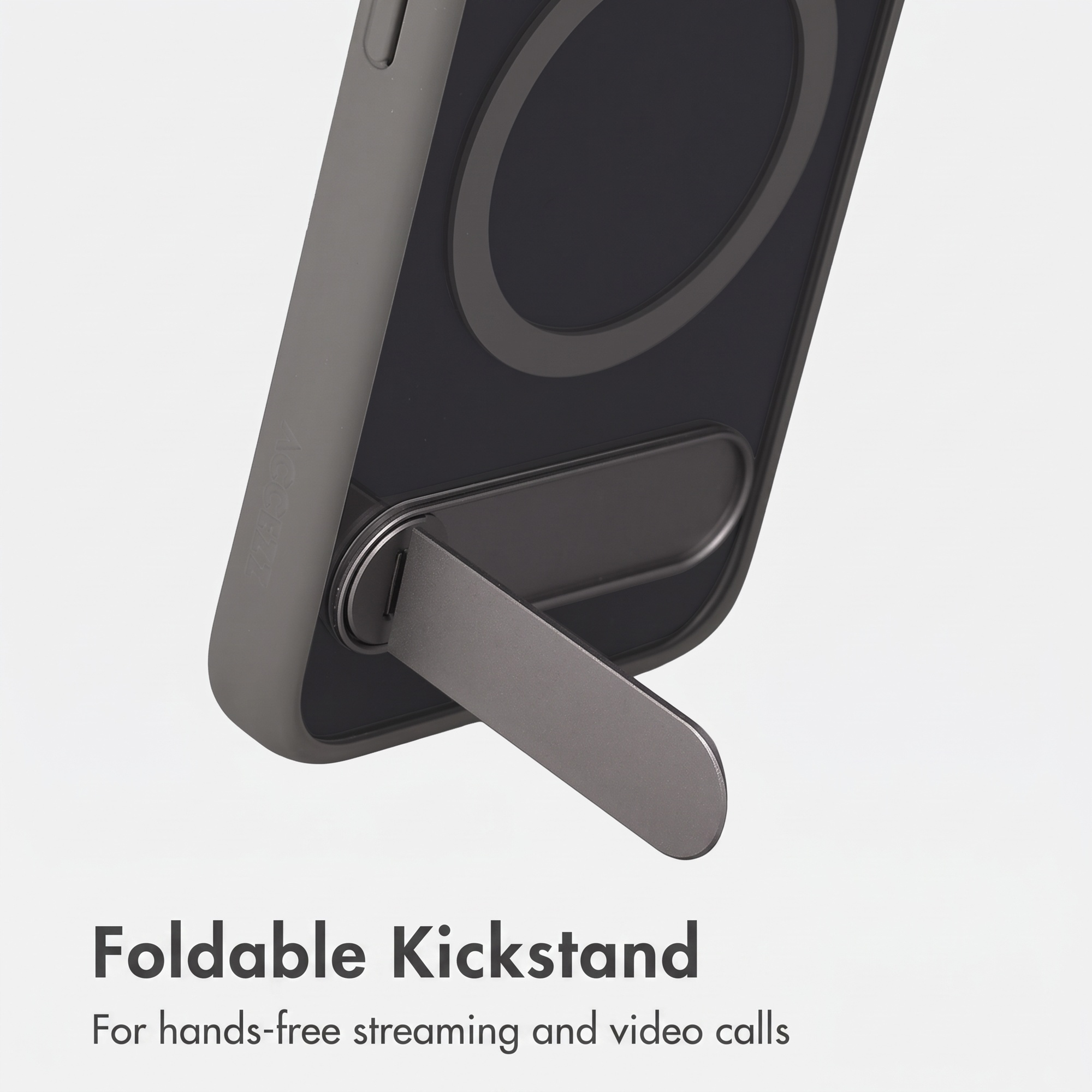 Eine graue Smartphone-Hülle mit einem ausgeklappten Ständer auf der Rückseite.
