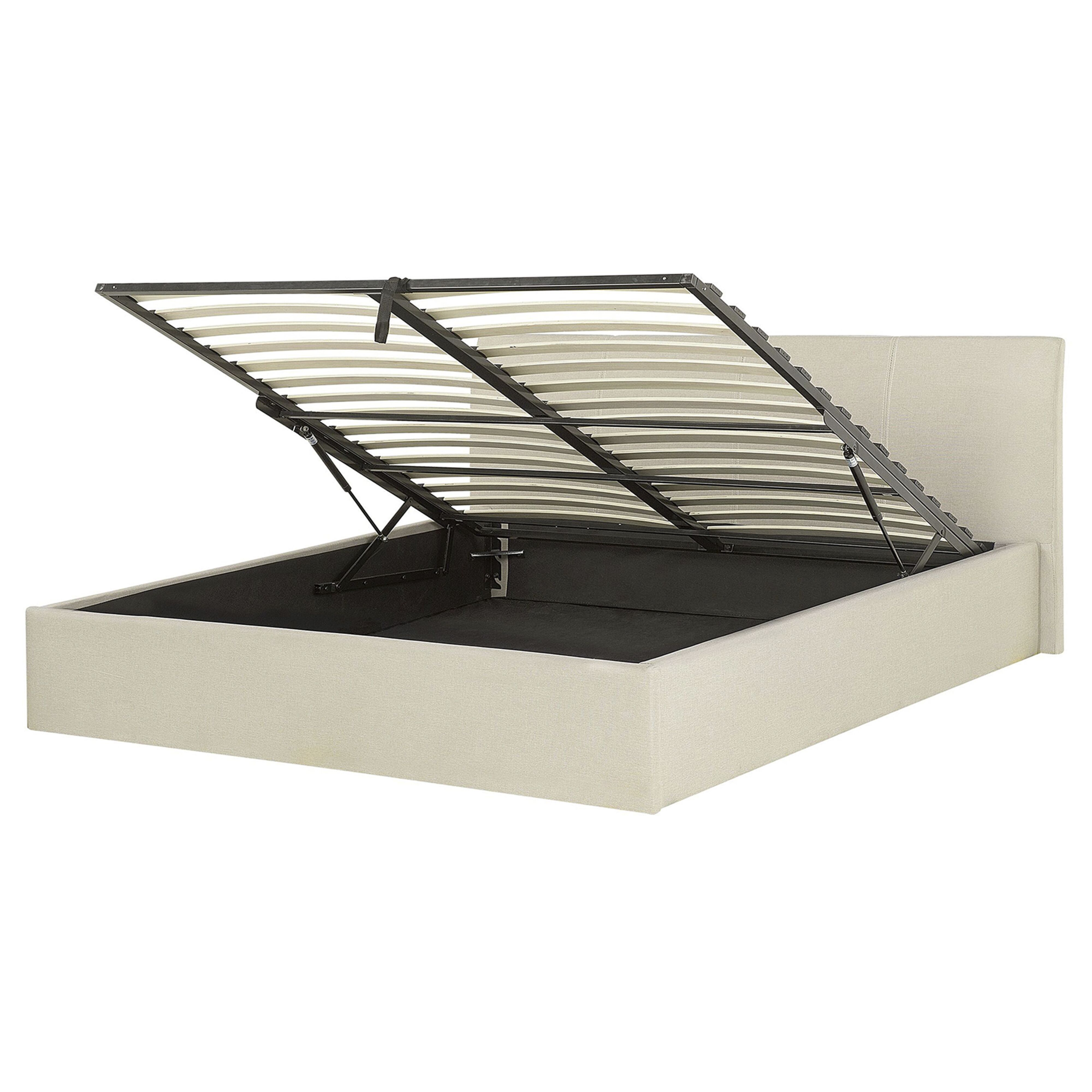 Letto beige con rete a doghe in legno sollevata che rivela spazio contenitore.
