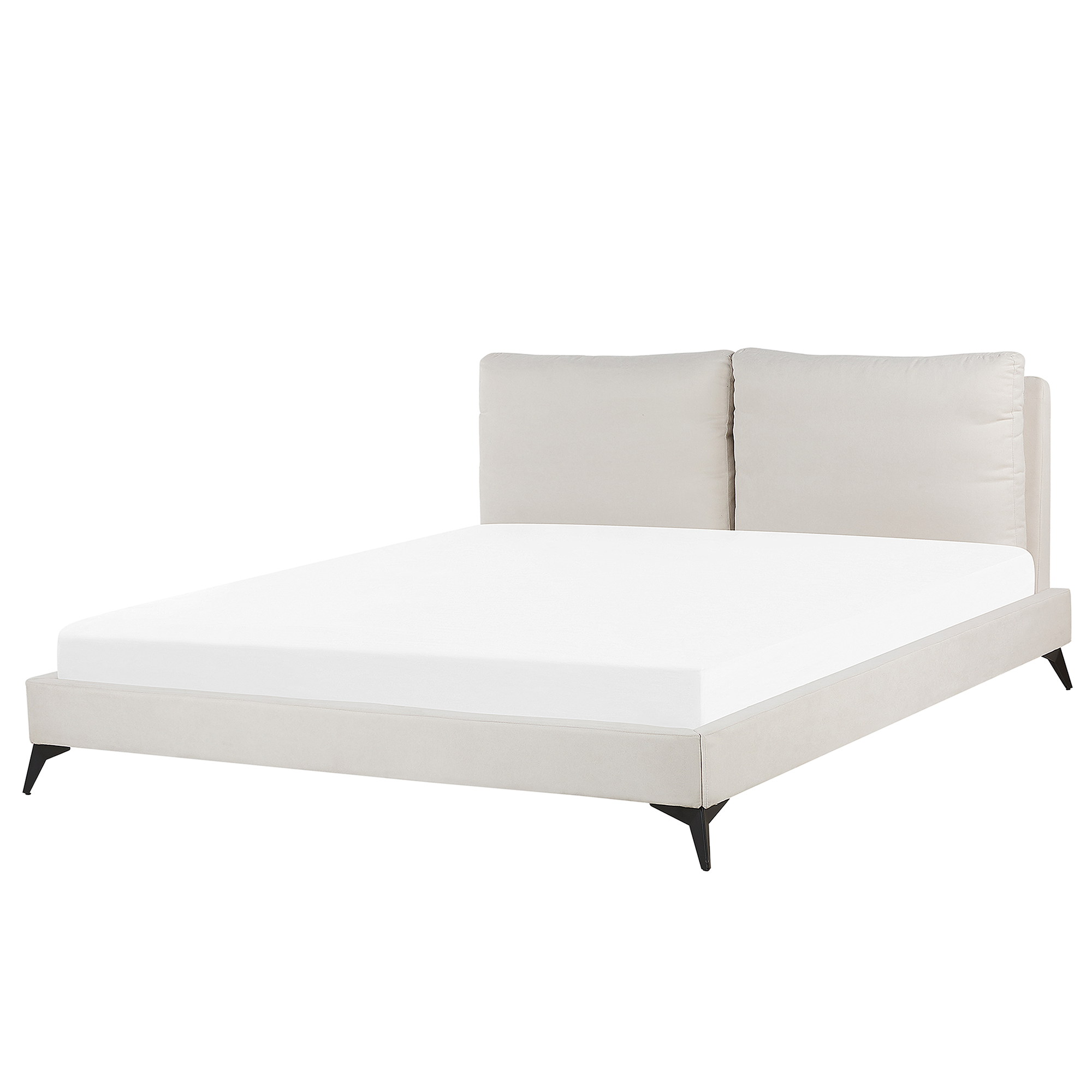 Letto imbottito beige con materasso bianco e gambe in metallo nero su sfondo bianco.
