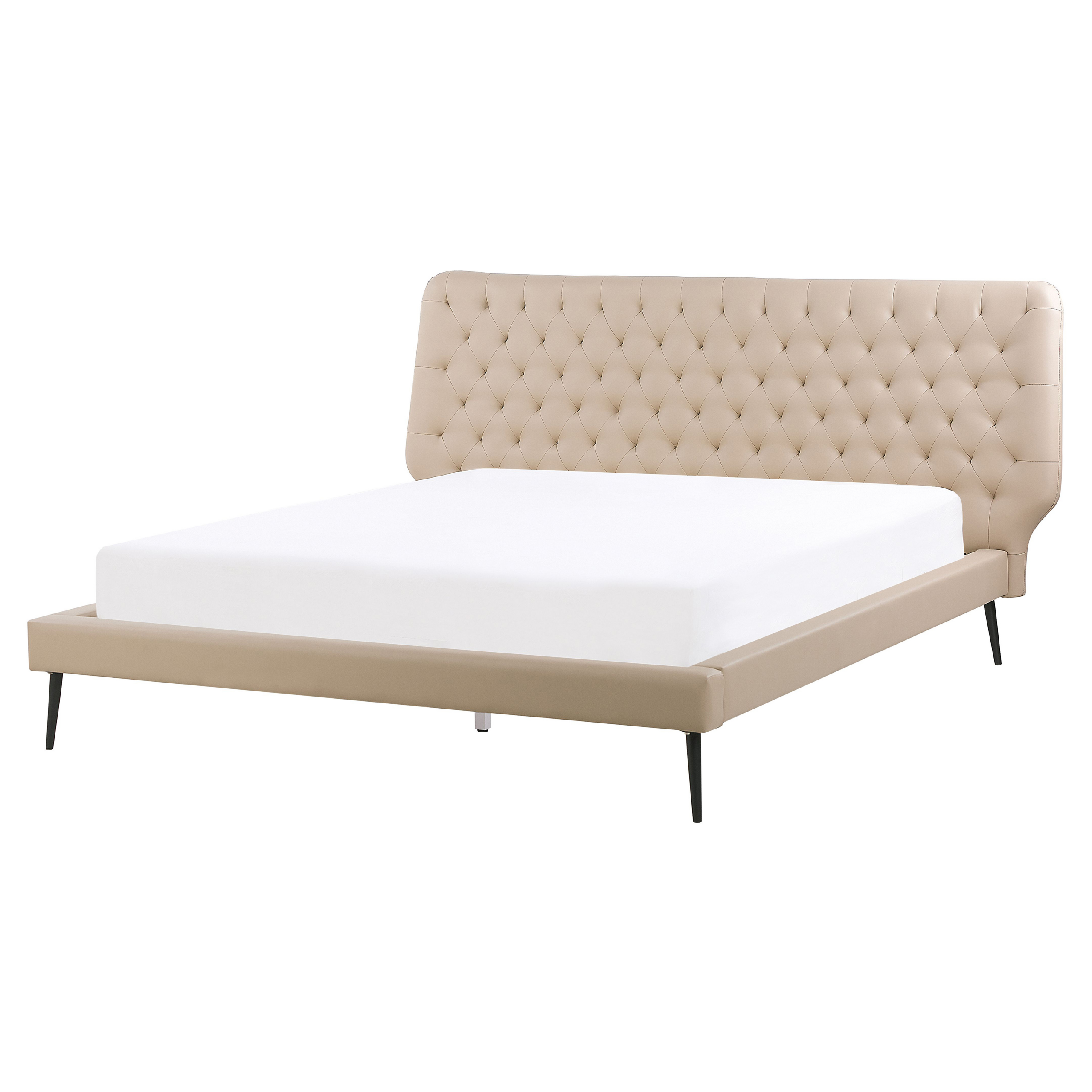 Un letto imbottito beige con testiera capitonné, materasso bianco e gambe in metallo nero su sfondo bianco.