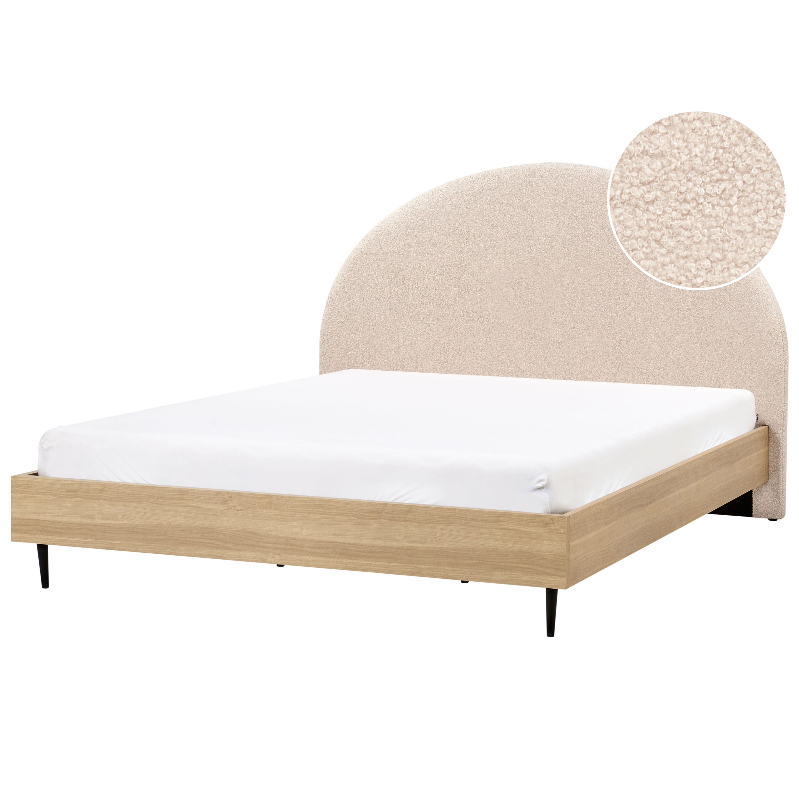 Letto in legno con ampia testiera rotonda in bouclé beige, lenzuolo bianco e gambe nere.