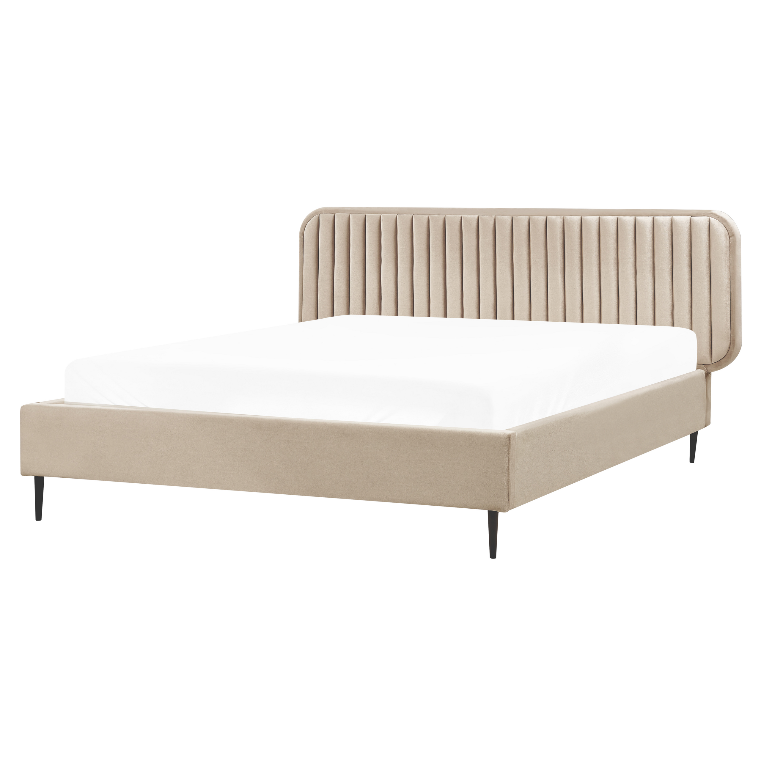 Letto beige con testiera alta trapuntata verticalmente e sottili gambe in metallo nero.