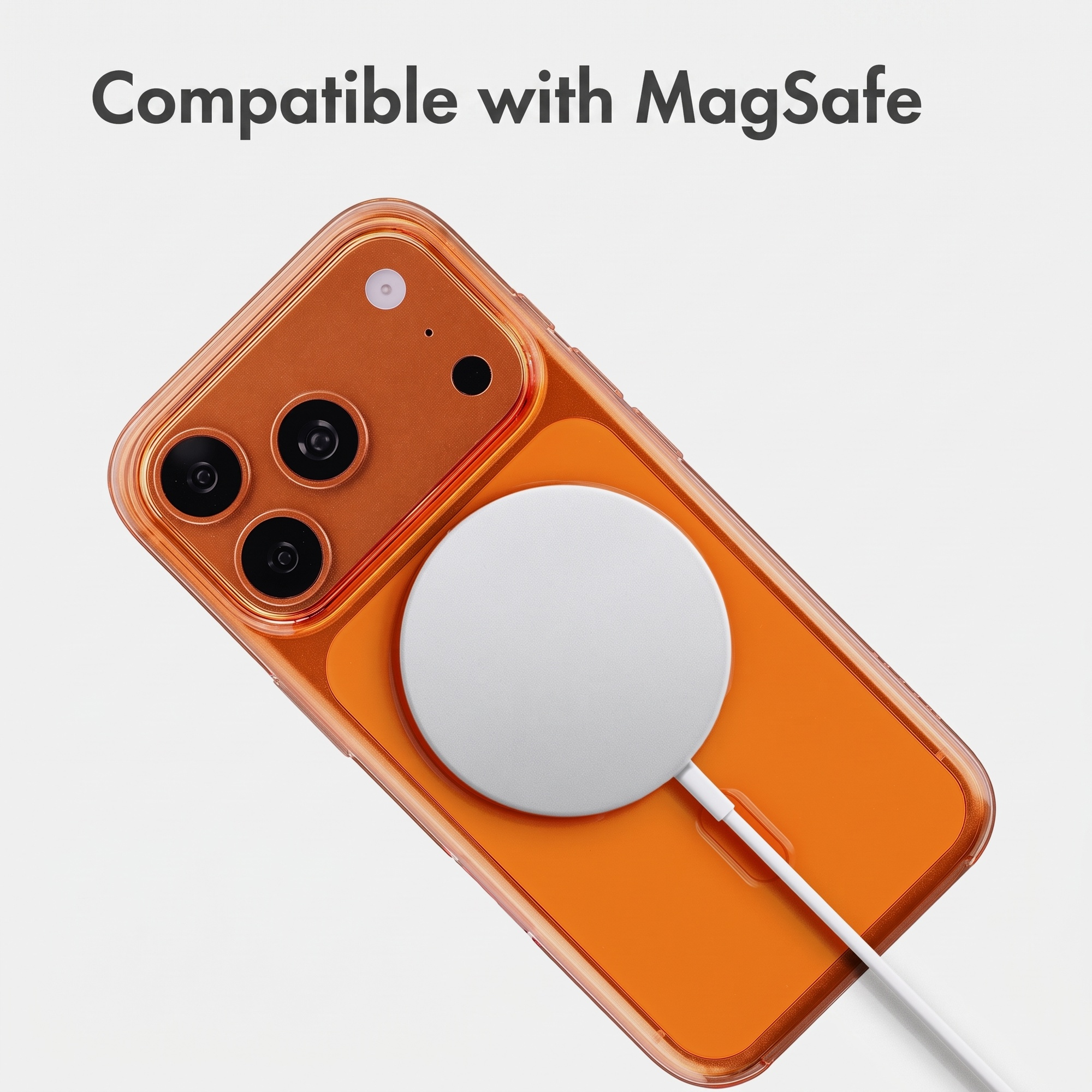 Ein oranges Smartphone mit transparenter Hülle und einem runden MagSafe-Ladegerät auf der Rückseite.