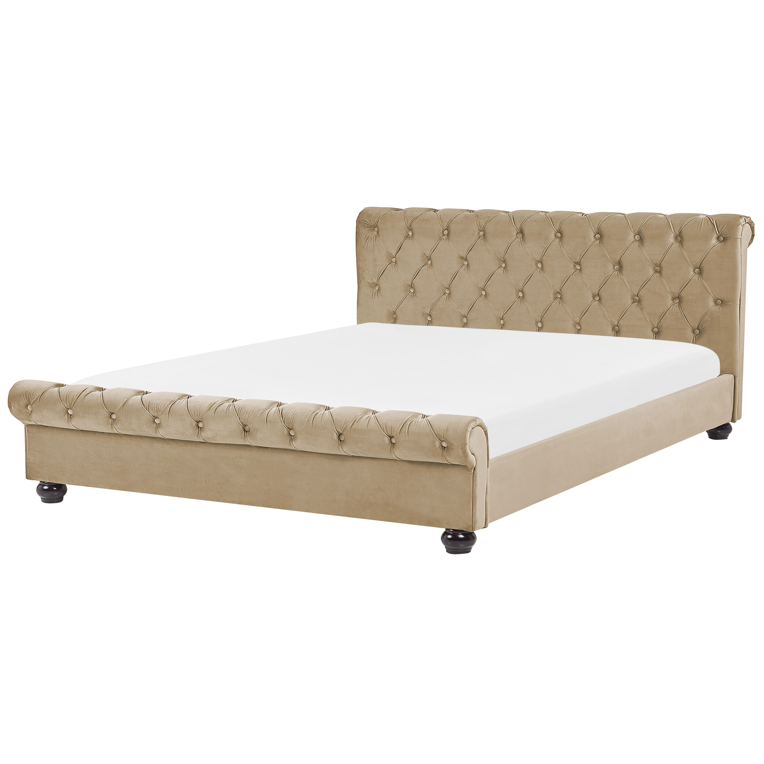 Letto in velluto beige con capitonné, testata e pediera arrotolate su gambe in legno scuro.