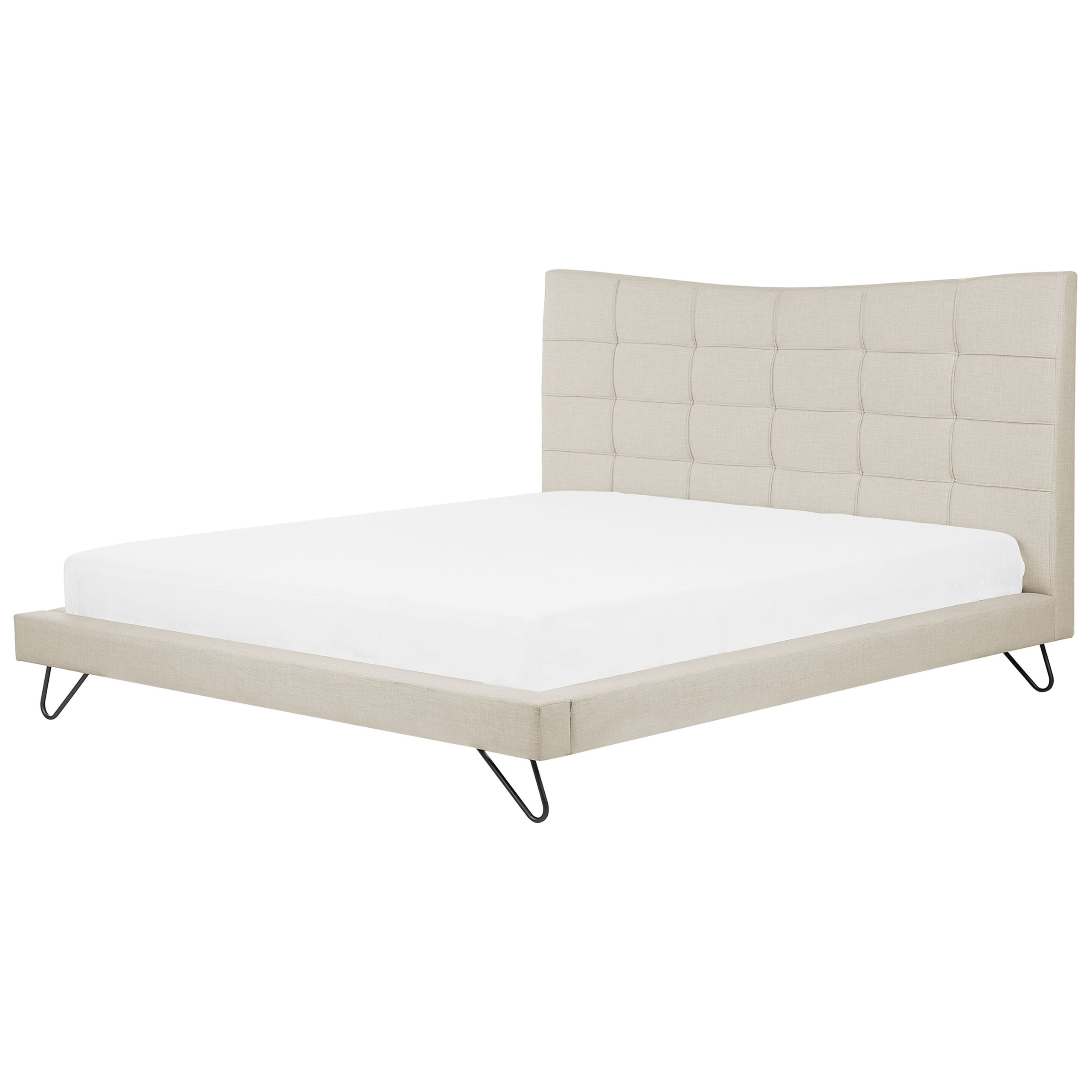 Letto imbottito beige con materasso bianco e gambe in metallo nero su sfondo bianco.
