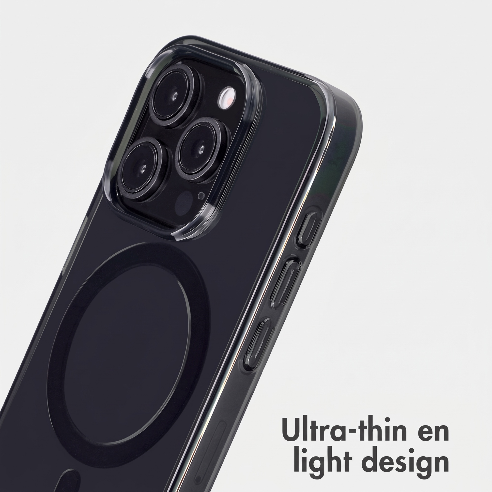 Ein schwarzes Smartphone in einer klaren Schutzhülle vor weißem Hintergrund mit Dreifachkamera und Magnetring.
