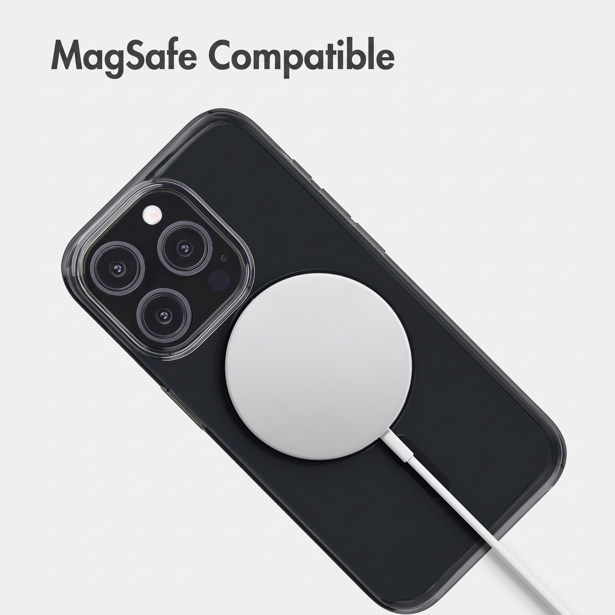 Ein schwarzes Smartphone mit einer weißen MagSafe-Ladescheibe auf der Rückseite und dem Text MagSafe Compatible oben.
