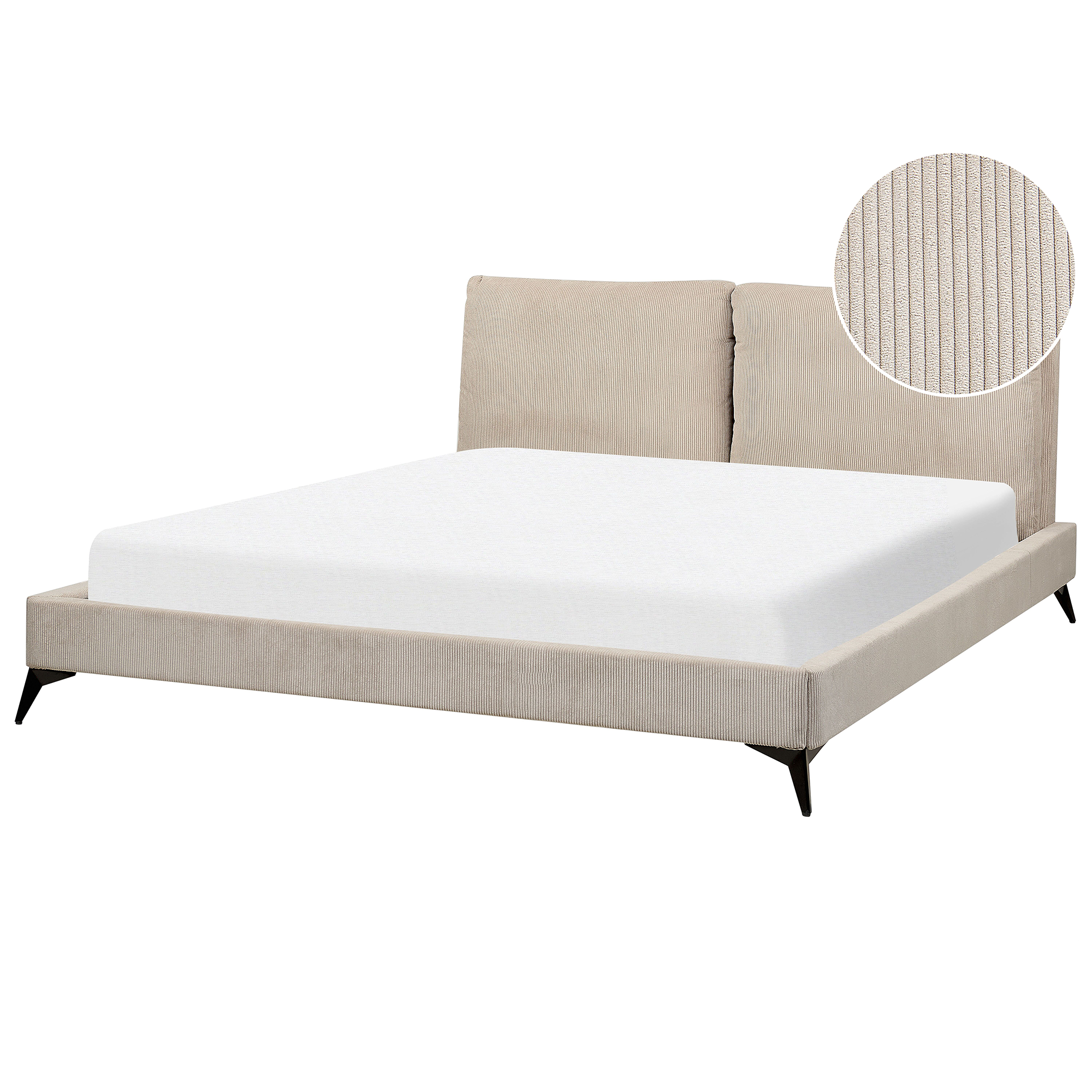 Letto imbottito beige in tessuto a costine, materasso bianco e gambe nere su sfondo bianco.