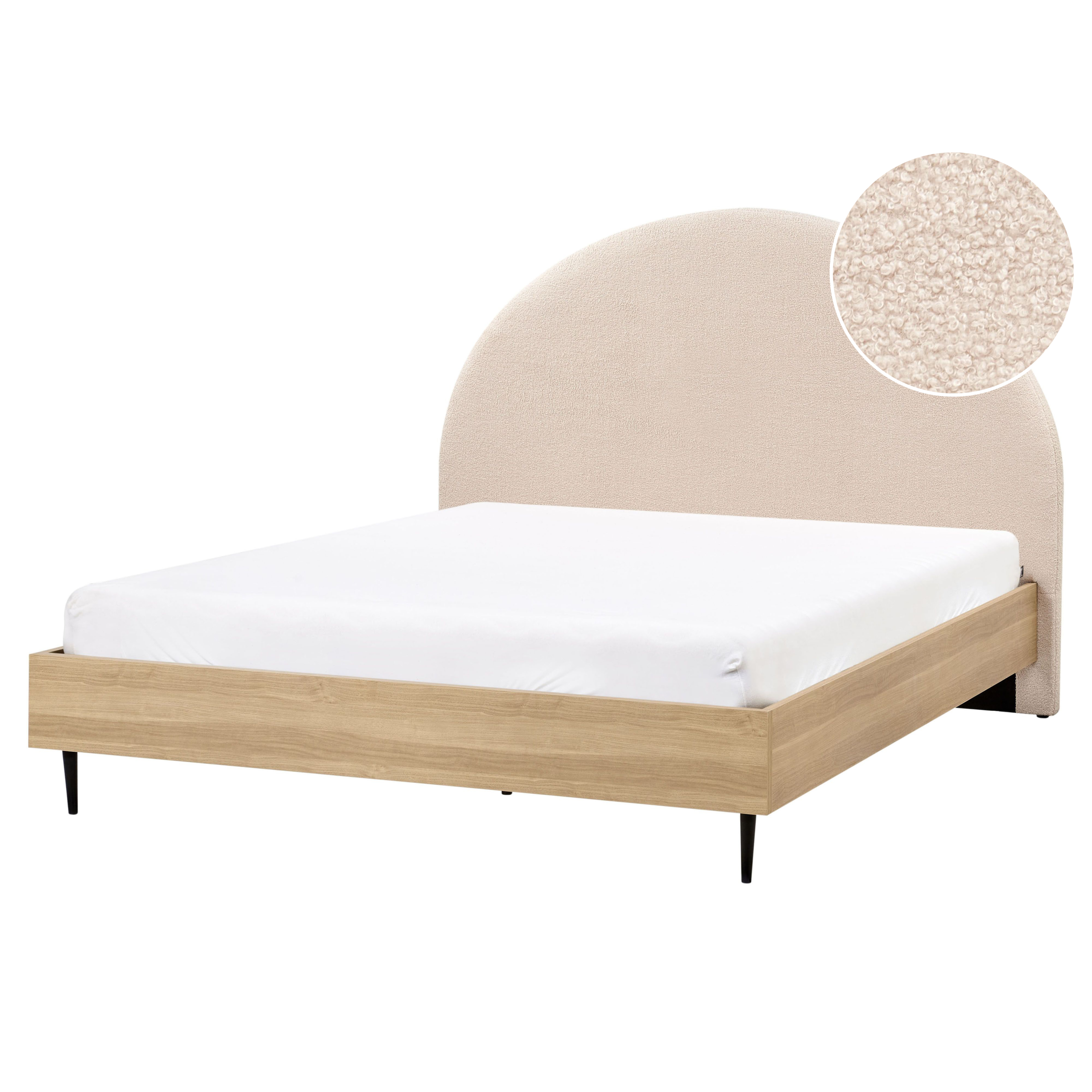 Un letto in bouclé beige con testiera alta e arrotondata, struttura in legno e lenzuola bianche, con inserto in tessuto.