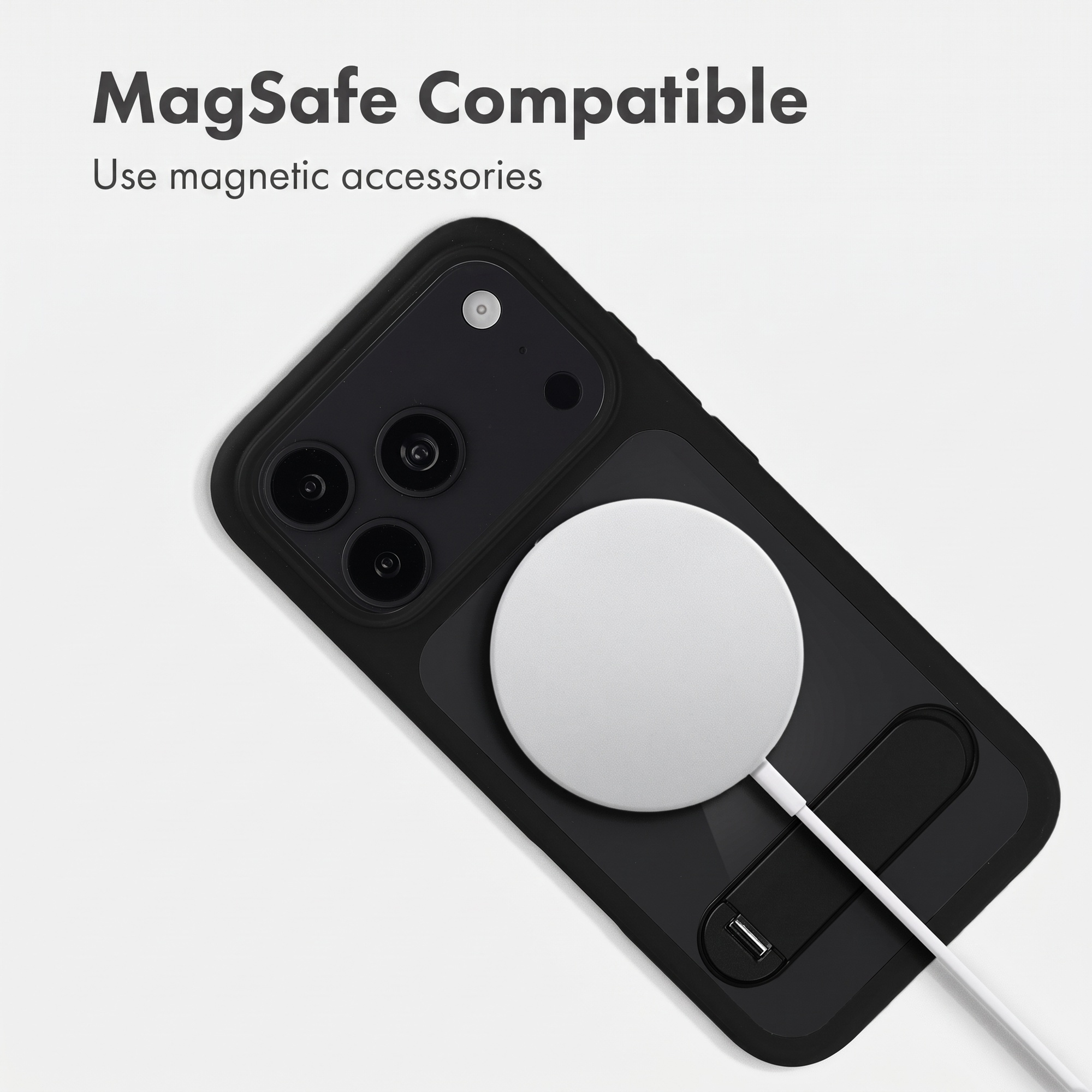 Coque de téléphone noire compatible MagSafe avec chargeur blanc magnétique sur fond blanc.
