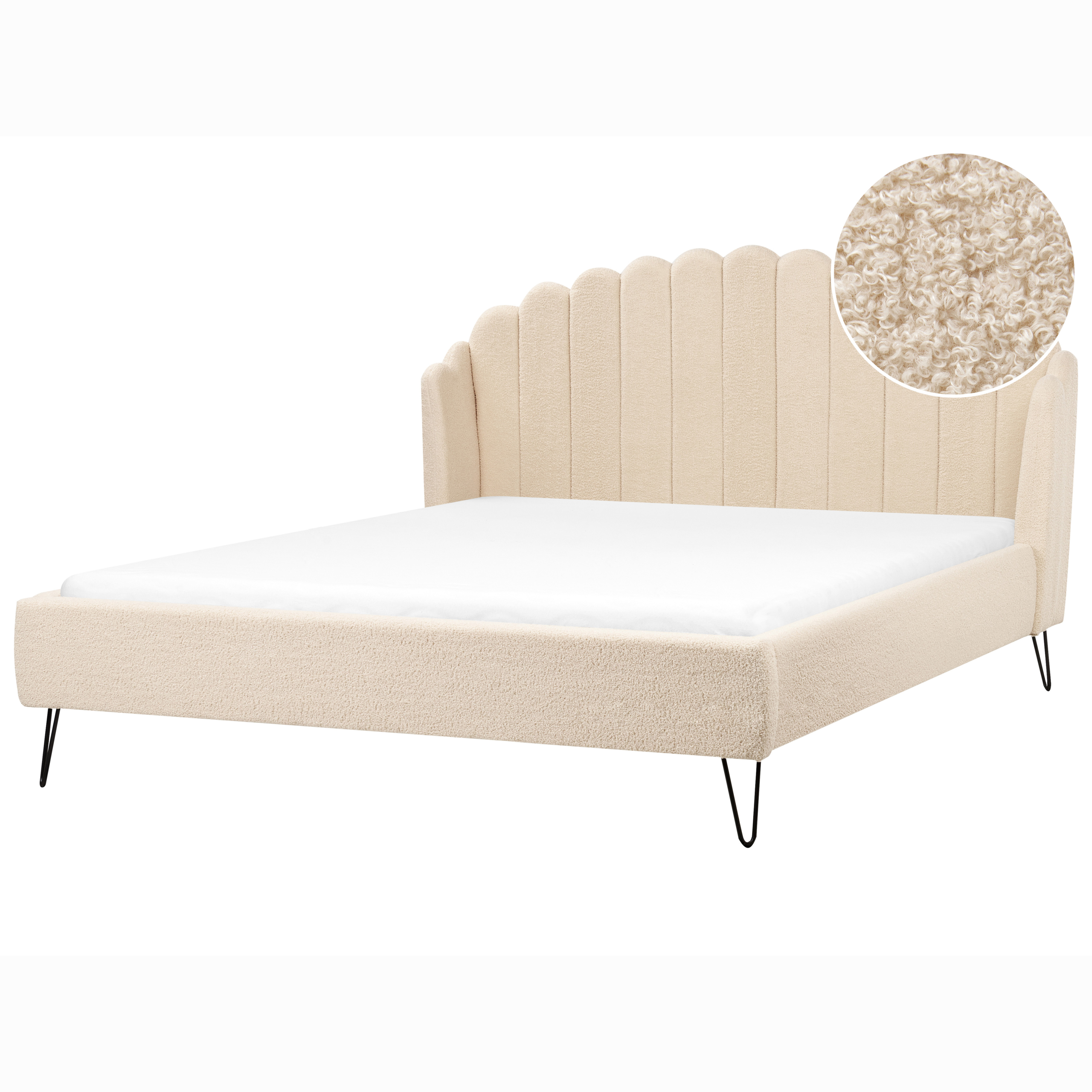 Letto in tessuto bouclé beige con testiera curva e gambe in metallo nero, con zoom del tessuto.