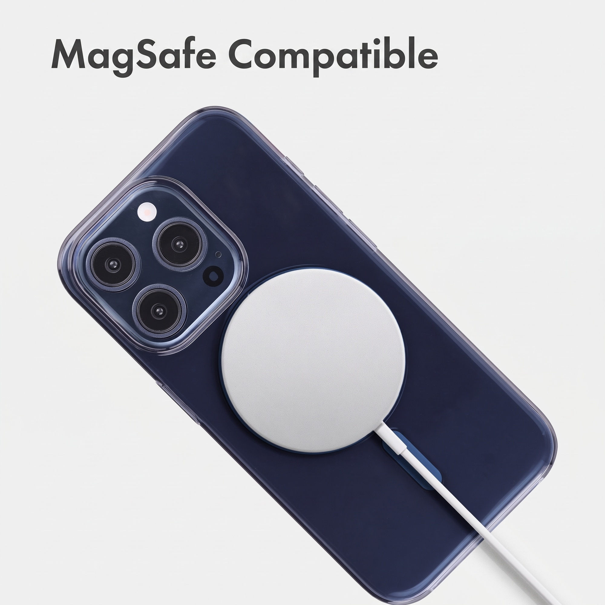 Ein blaues Smartphone mit transparenter Hülle liegt auf weißem Grund und wird kabellos mit einem runden MagSafe-Ladegerät geladen.