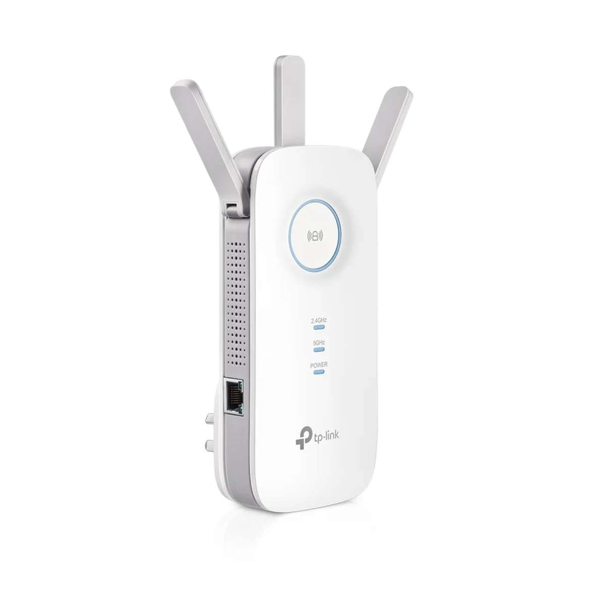 Ein weißer TP-Link WLAN-Verstärker mit drei Antennen und LED-Anzeigen auf weißem Hintergrund.