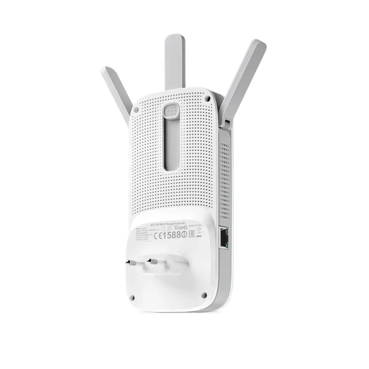 Ein weißer WLAN-Repeater mit drei verstellbaren Antennen und integriertem Stecker vor weißem Hintergrund.