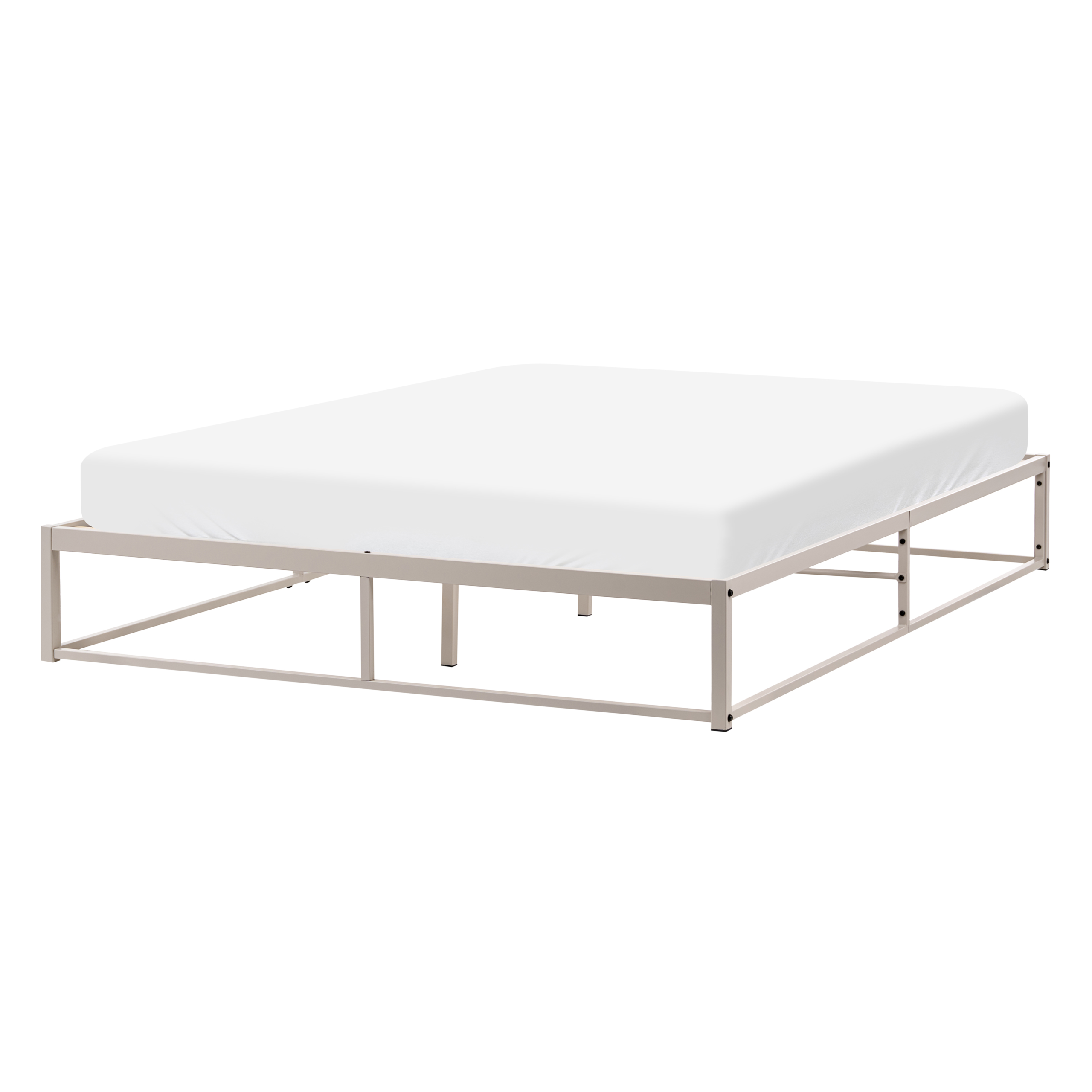 Un letto basso in metallo con un lenzuolo bianco su uno sfondo bianco.