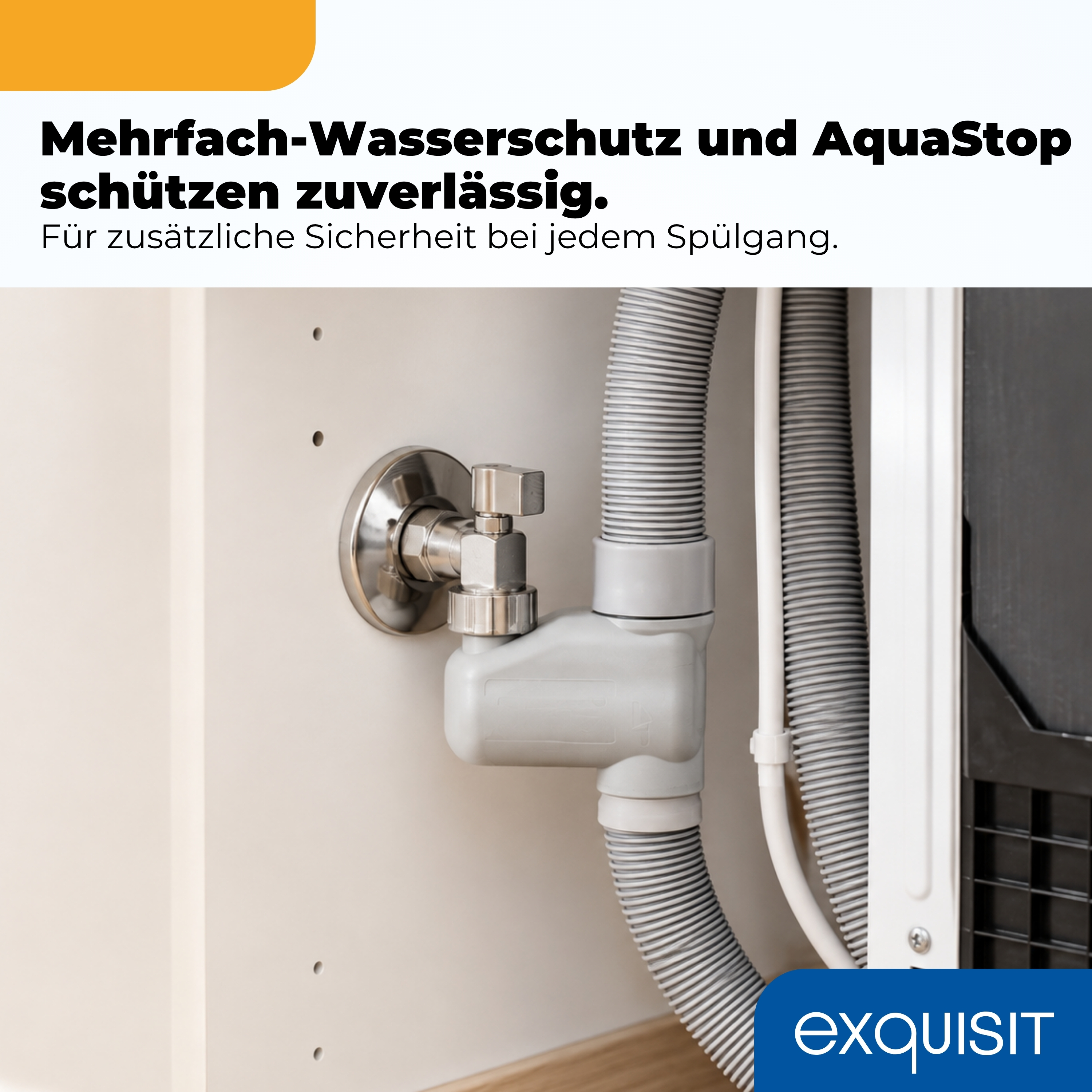 Ein grauer AquaStop-Wasserschutzschlauch ist an einem Wandventil unter einer Spüle angeschlossen.