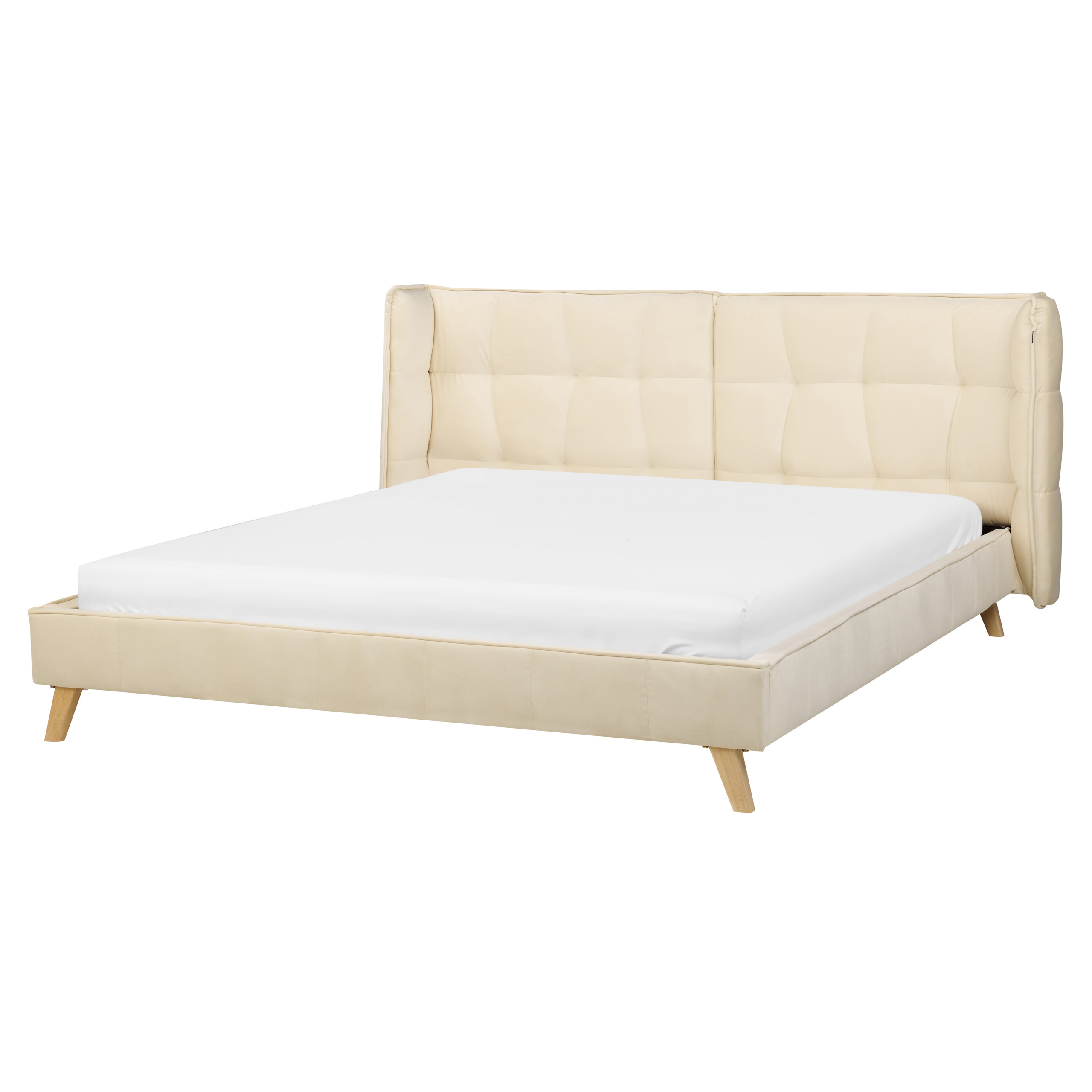 Letto matrimoniale beige con materasso bianco e gambe in legno su sfondo bianco.