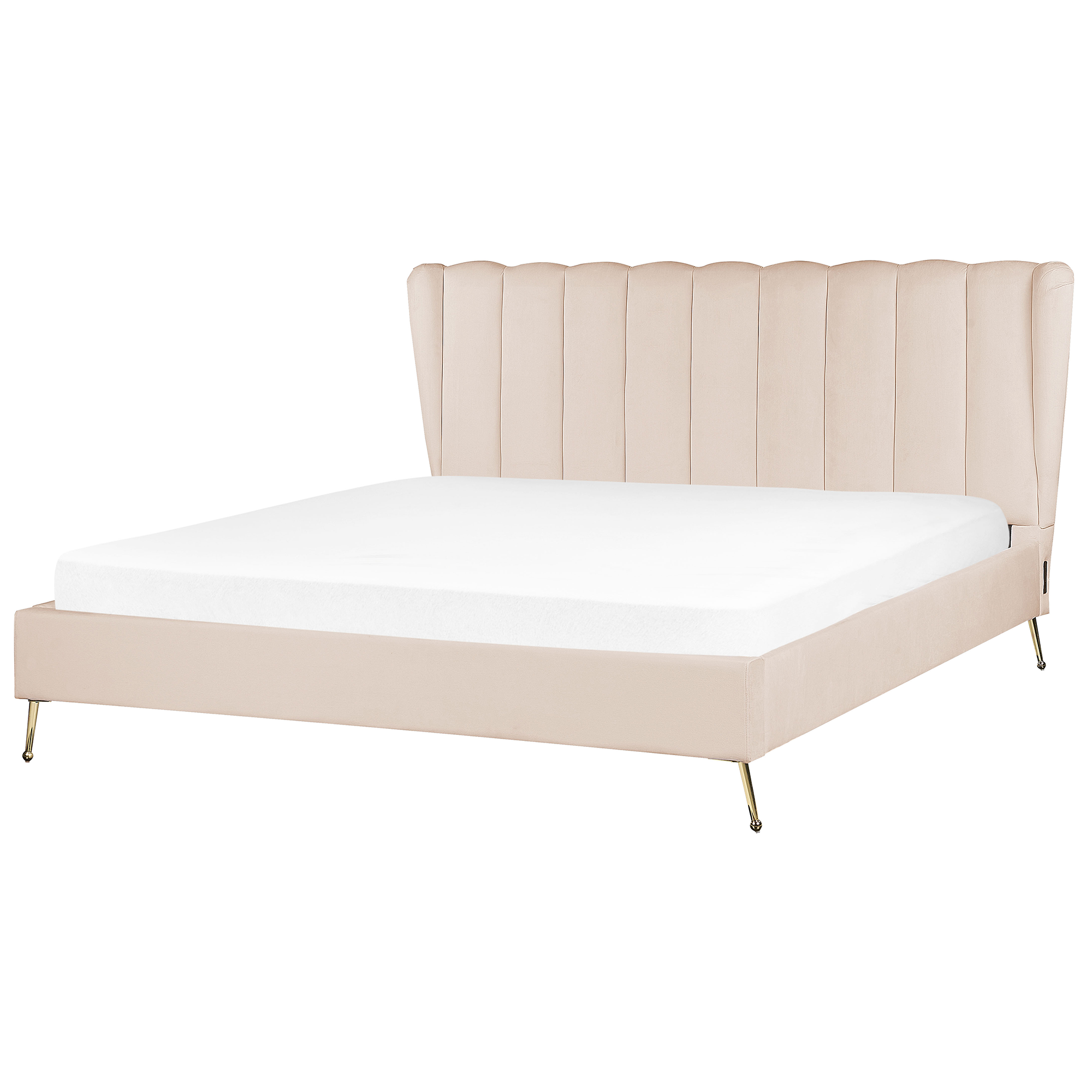 Un letto imbottito beige con materasso bianco e gambe dorate su sfondo bianco.