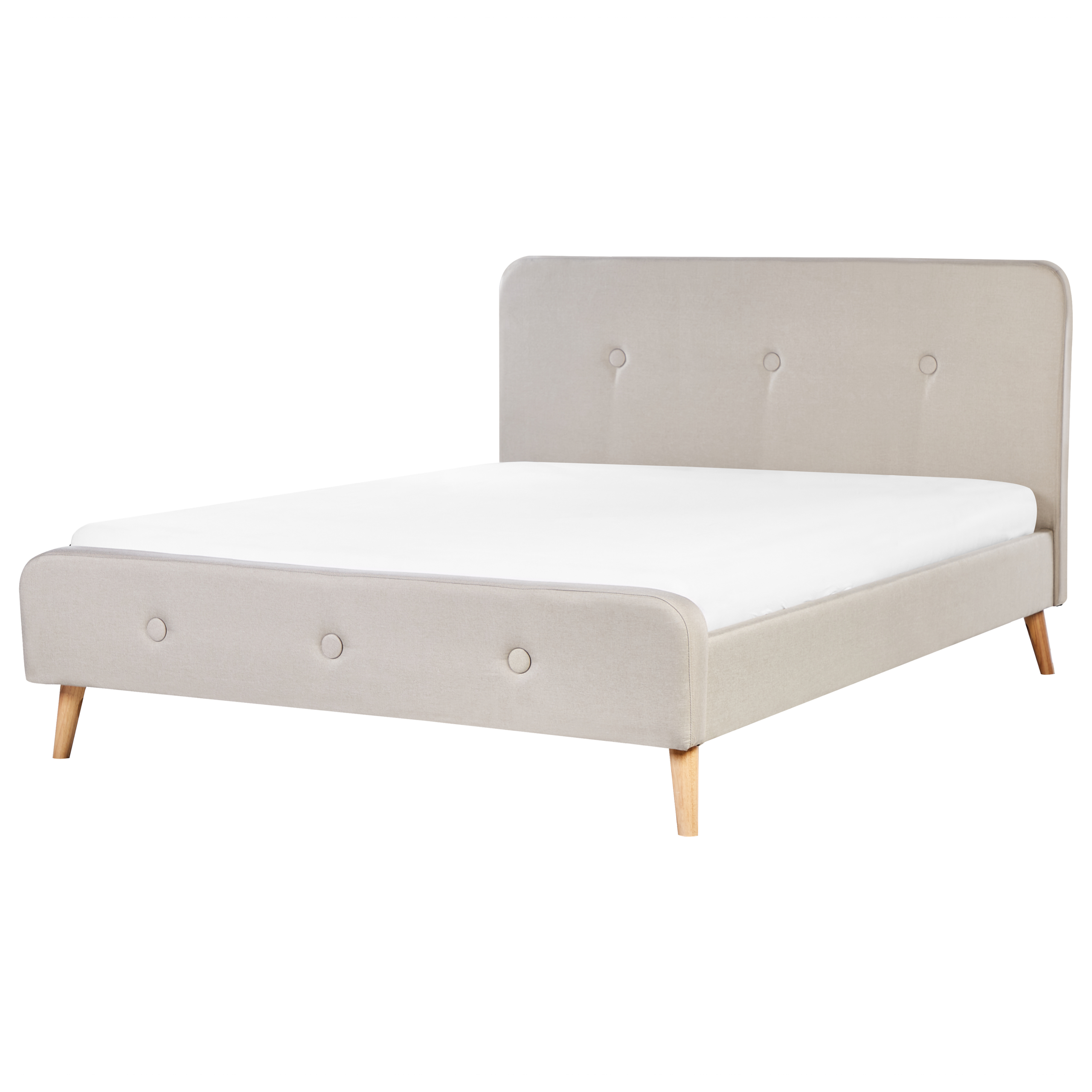 Letto imbottito beige con lenzuola bianche, testiera trapuntata e gambe in legno chiaro su sfondo bianco.