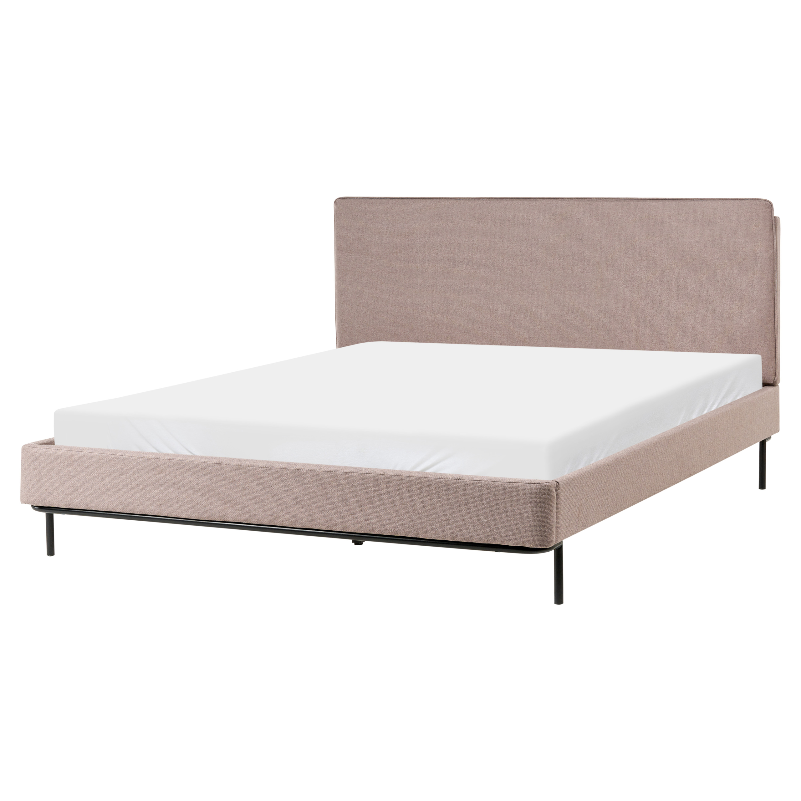 Un letto imbottito beige con materasso bianco e gambe in metallo nero su sfondo bianco.