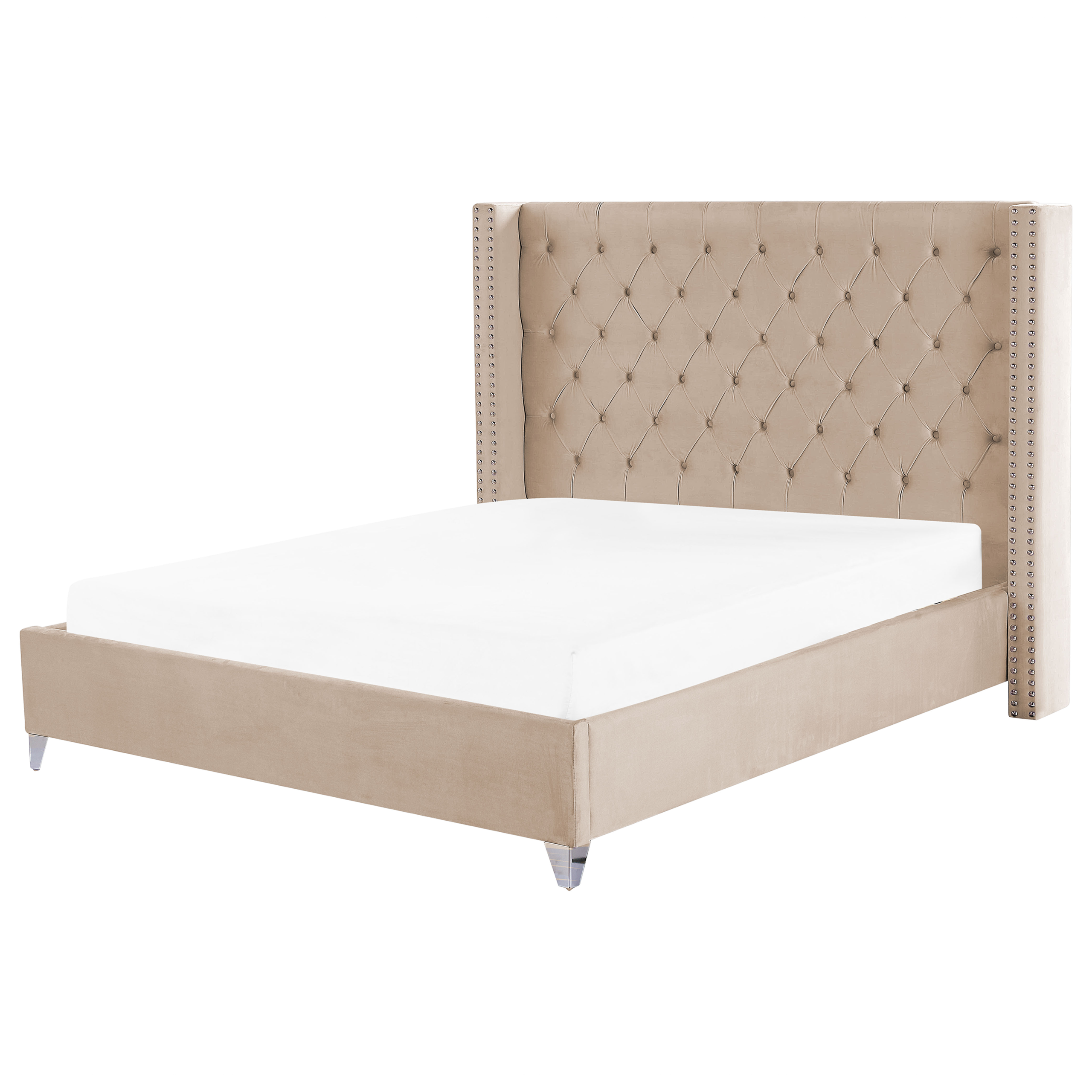 Un letto imbottito beige con testiera capitonné, borchie e materasso bianco su sfondo bianco.