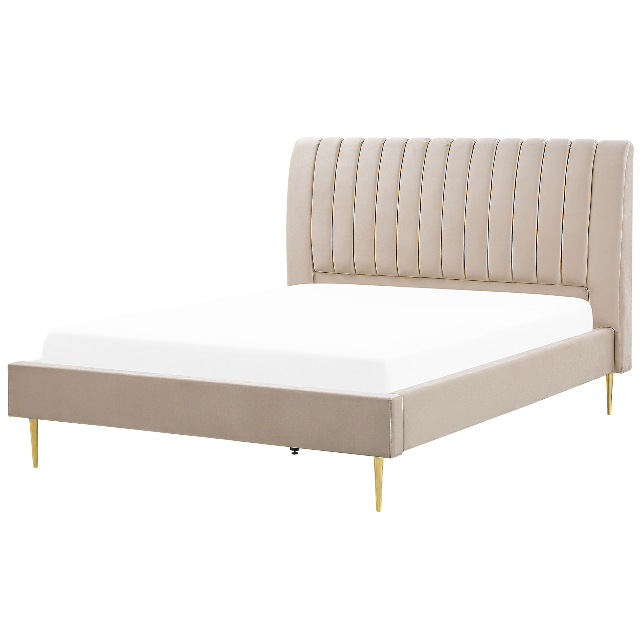 Letto imbottito beige con alta testiera trapuntata verticale e sottili gambe in metallo dorato su sfondo bianco.