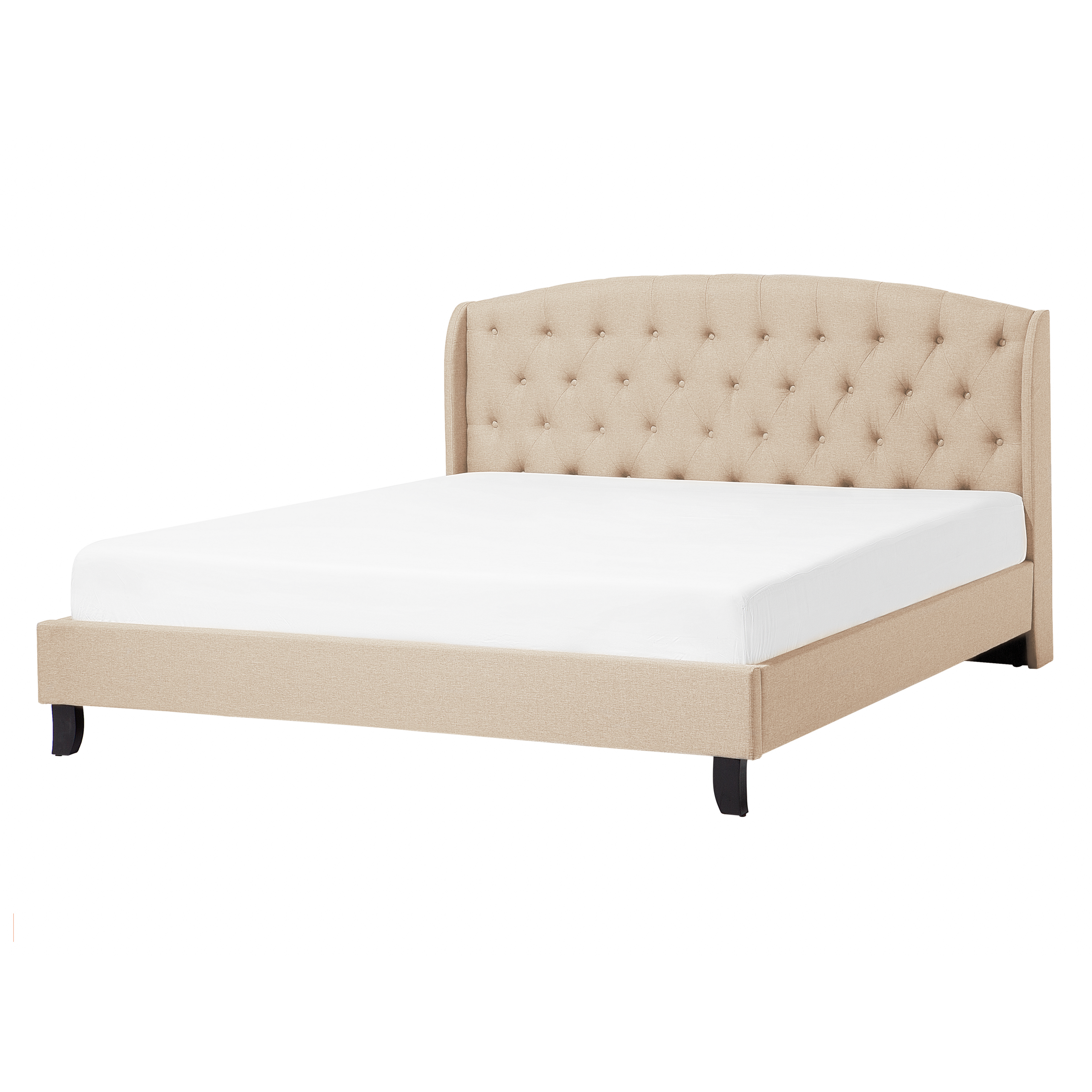 Un letto imbottito beige con testiera capitonné e lenzuola bianche su gambe in legno scuro su sfondo bianco.