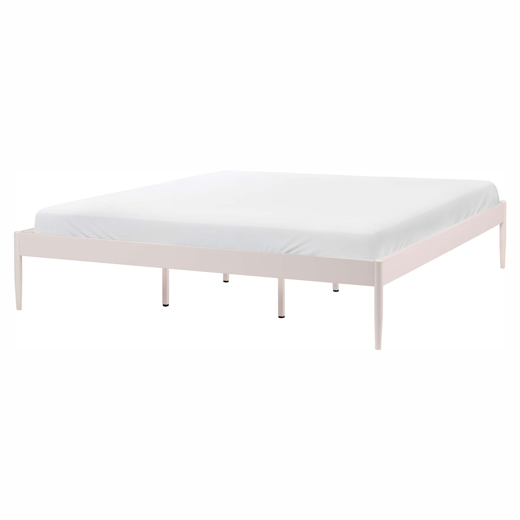Un letto in legno rosa chiaro con materasso bianco su sfondo bianco.