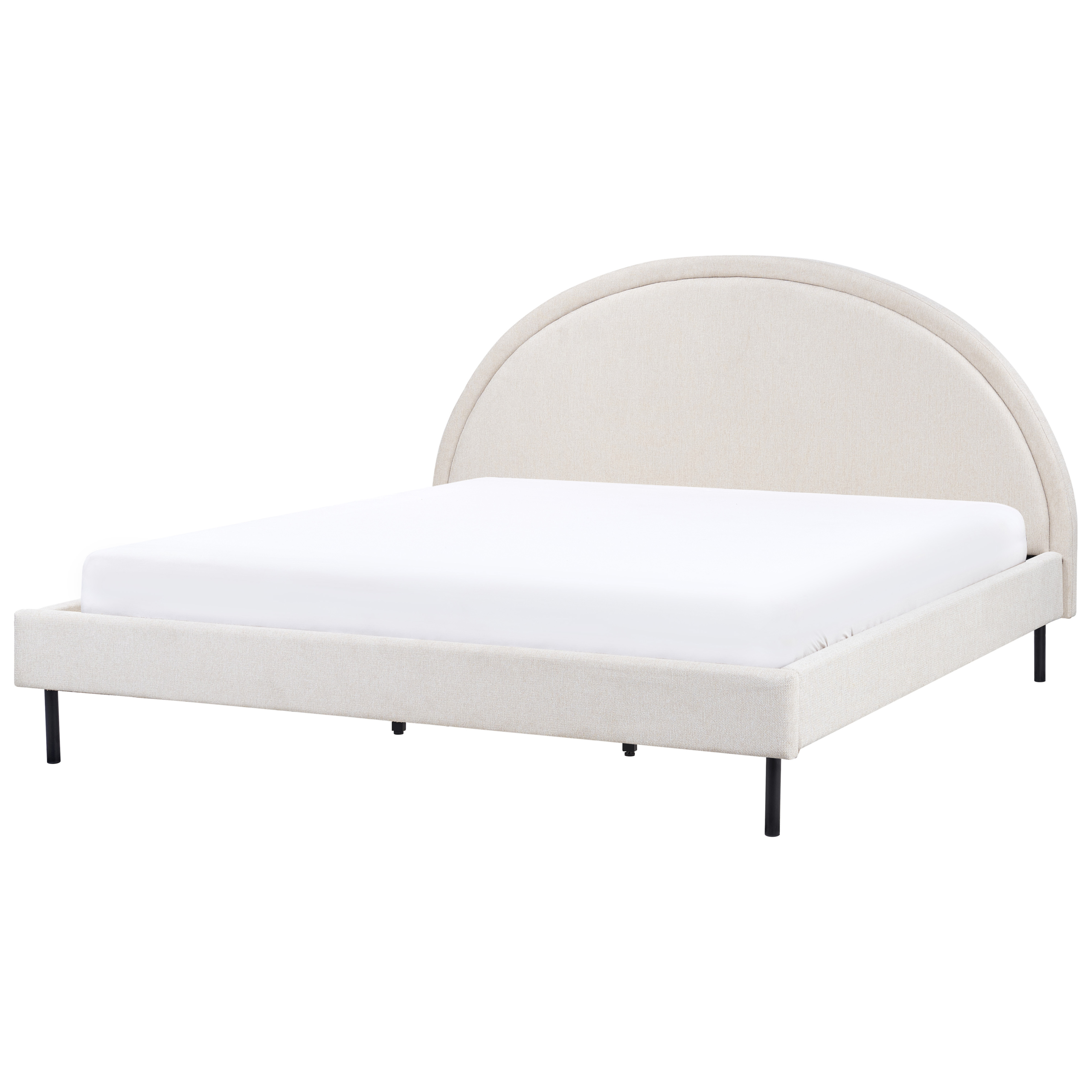 Un letto imbottito beige con testiera curva e sottili gambe in metallo nero su sfondo bianco.