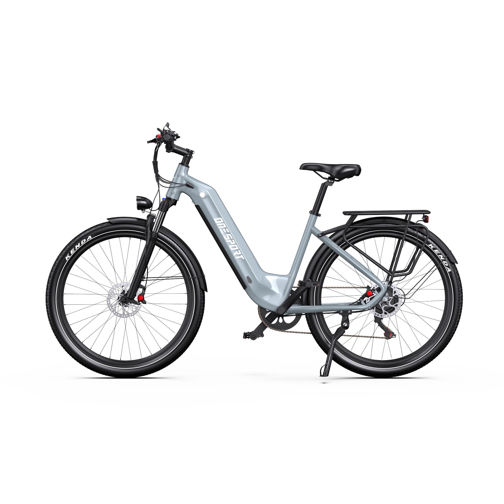 Una bicicleta eléctrica gris de cuadro bajo con neumáticos Kenda, portaequipajes y frenos de disco sobre fondo blanco.