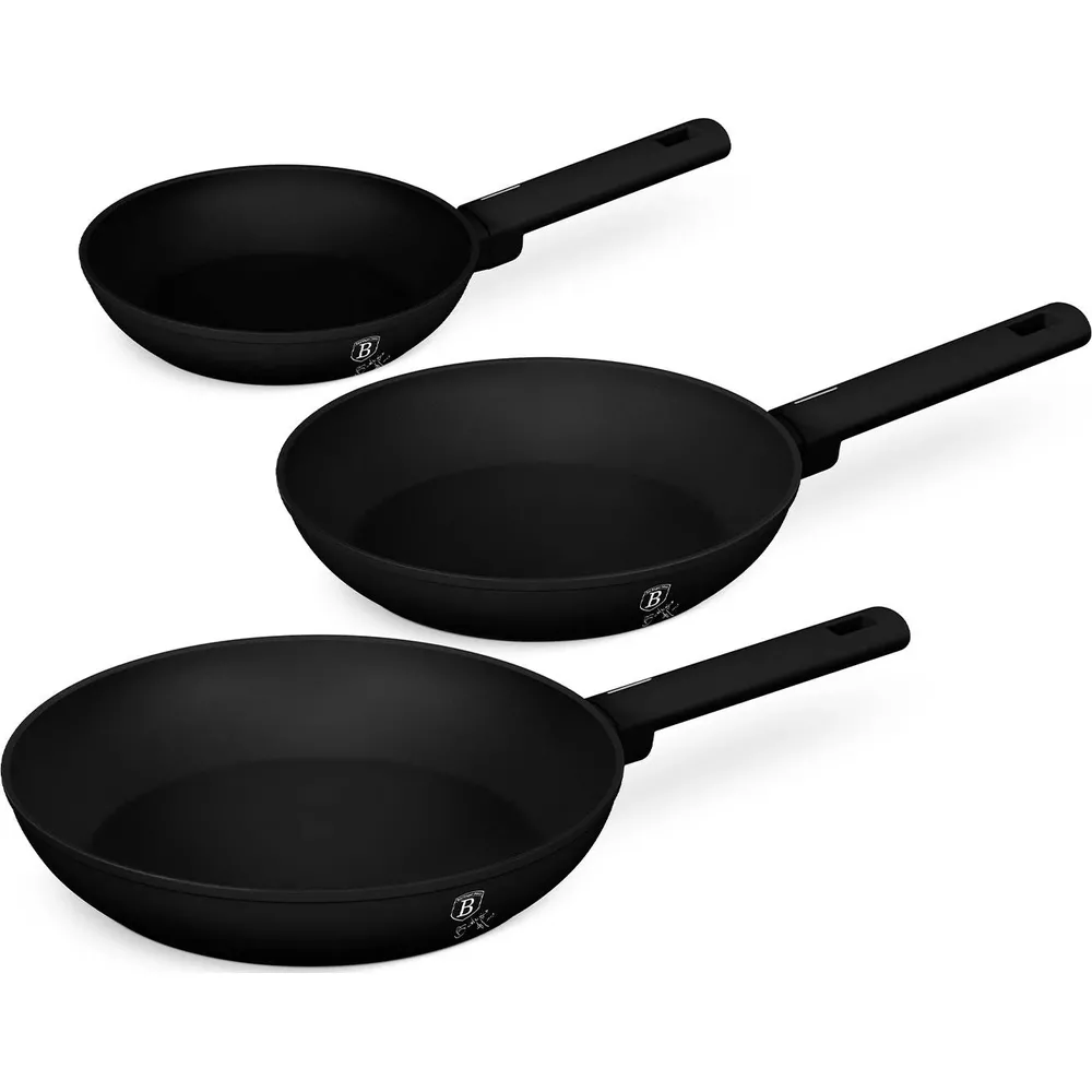 Trois poêles à frire noires à longs manches sont disposées en diagonale sur fond blanc.