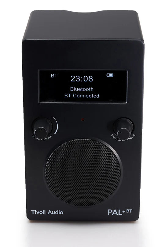 Schwarzes Tivoli Audio PAL+ BT Radio mit Display, Knöpfen und unterem Lautsprechergitter auf weißem Grund.