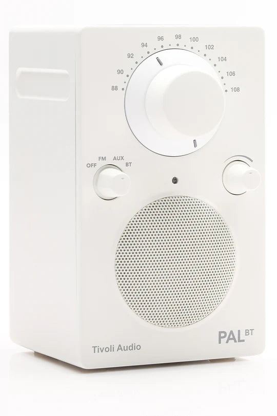 Ein weißes Tivoli Audio PAL BT Radio mit runden Knöpfen und einem Lautsprechergitter auf weißem Hintergrund.
