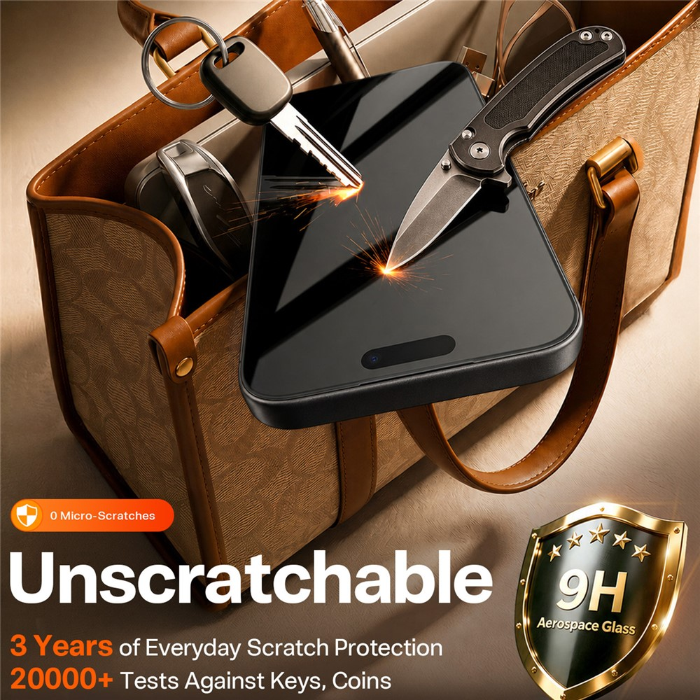 Ein Schlüssel und ein Messer auf einem Smartphone-Bildschirm in einer Handtasche, die Schutz vor Kratzern zeigen.