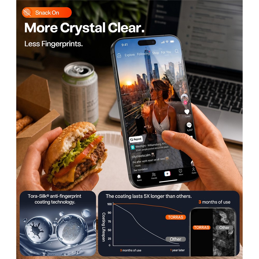 Smartphone zeigt Social Media, während eine Hand einen Burger hält. Ein Laptop und eine Dose stehen im Hintergrund.