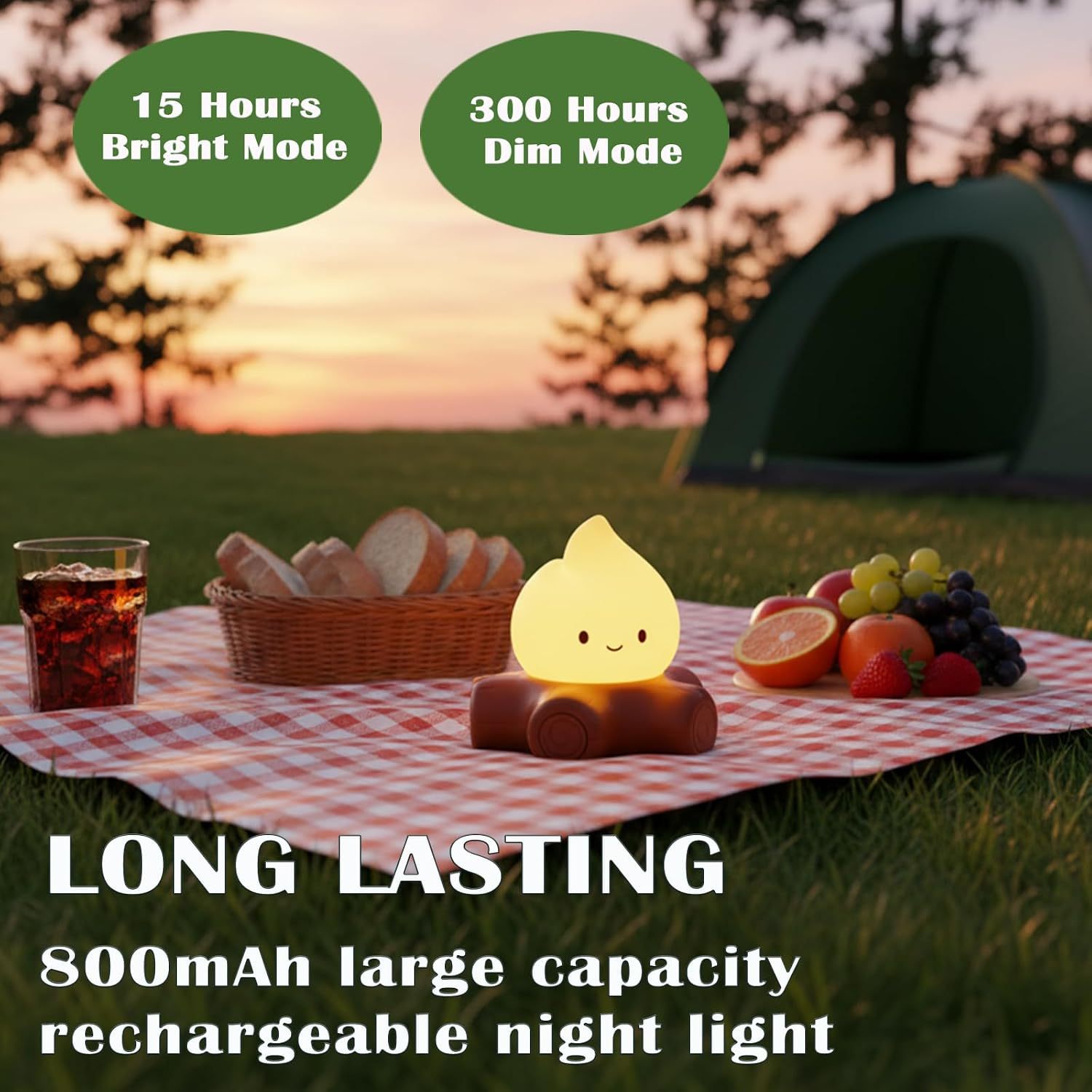 Camping-Nachtlicht in Flammenform auf karierter Decke beim Sonnenuntergang mit Zelt und Picknick.